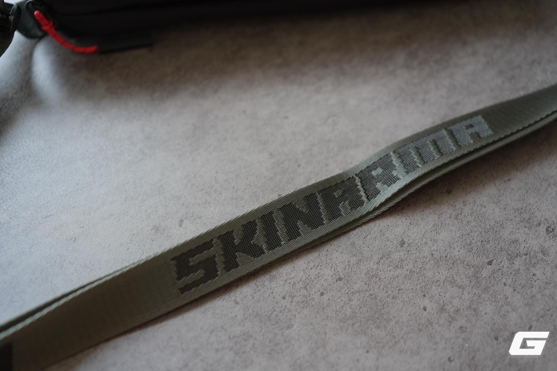 Tr&ecirc;n tay Skinarma Fardel: T&uacute;i đeo ch&eacute;o kh&aacute;ng nước bền bỉ, ngăn chứa th&ocirc;ng minh tối ưu cho người mang nhiều đồ c&ocirc;ng nghệ- Ảnh 12.