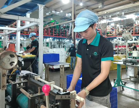 C&acirc;n nhắc giảm giờ l&agrave;m cho người lao động - Ảnh 1.