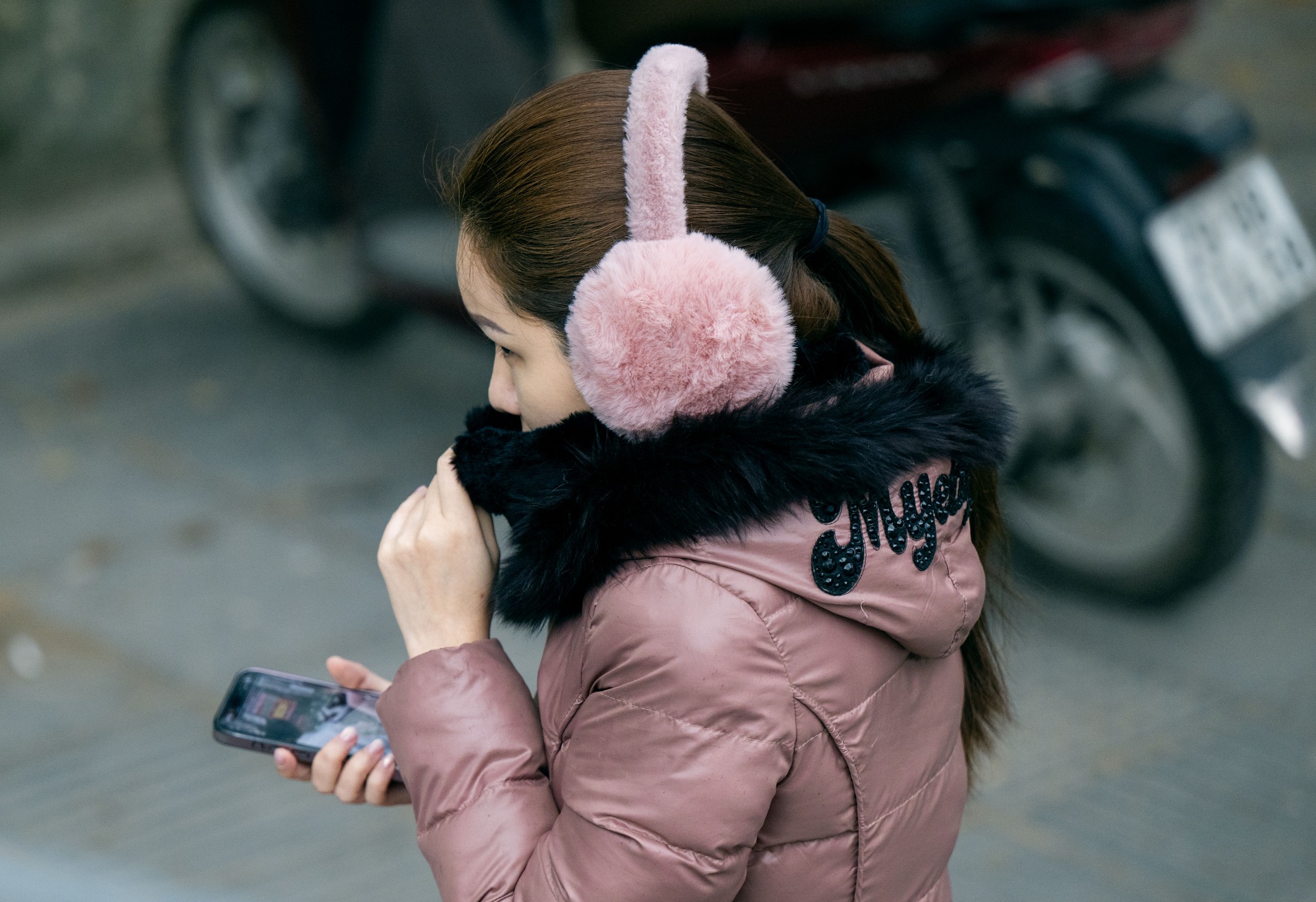 Ảnh, clip: Hà Nội chìm trong những ngày lạnh nhất từ đầu Đông- Ảnh 5. Ảnh, clip: Hà Nội chìm trong những ngày lạnh nhất từ đầu Đông- Ảnh 5.