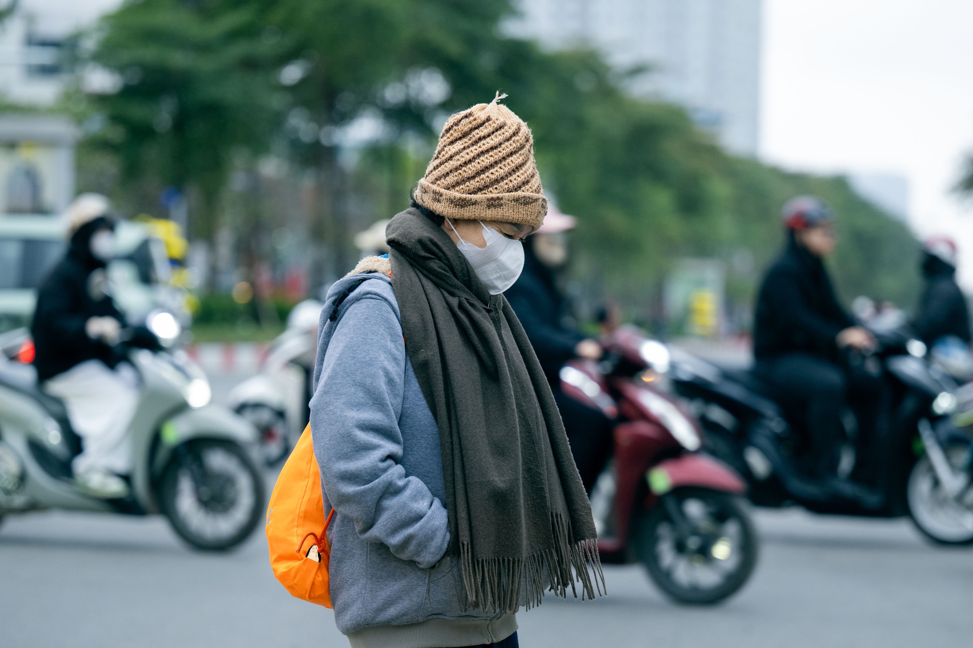 Ảnh, clip: Hà Nội chìm trong những ngày lạnh nhất từ đầu Đông- Ảnh 12. Ảnh, clip: Hà Nội chìm trong những ngày lạnh nhất từ đầu Đông- Ảnh 12.