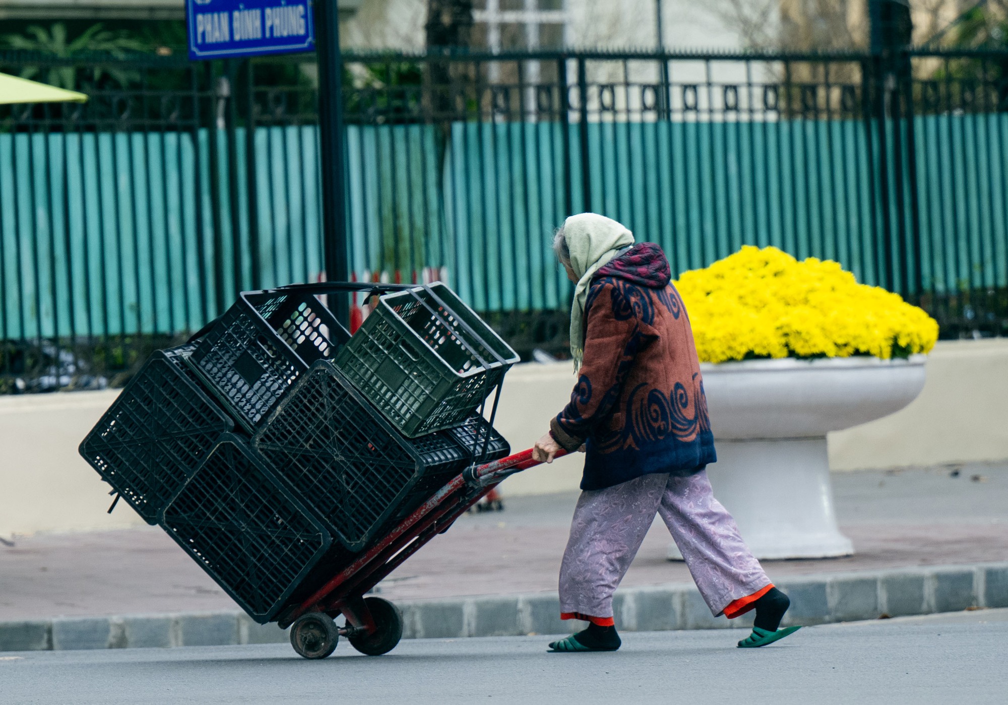 Ảnh, clip: Hà Nội chìm trong những ngày lạnh nhất từ đầu Đông- Ảnh 16. Ảnh, clip: Hà Nội chìm trong những ngày lạnh nhất từ đầu Đông- Ảnh 16.