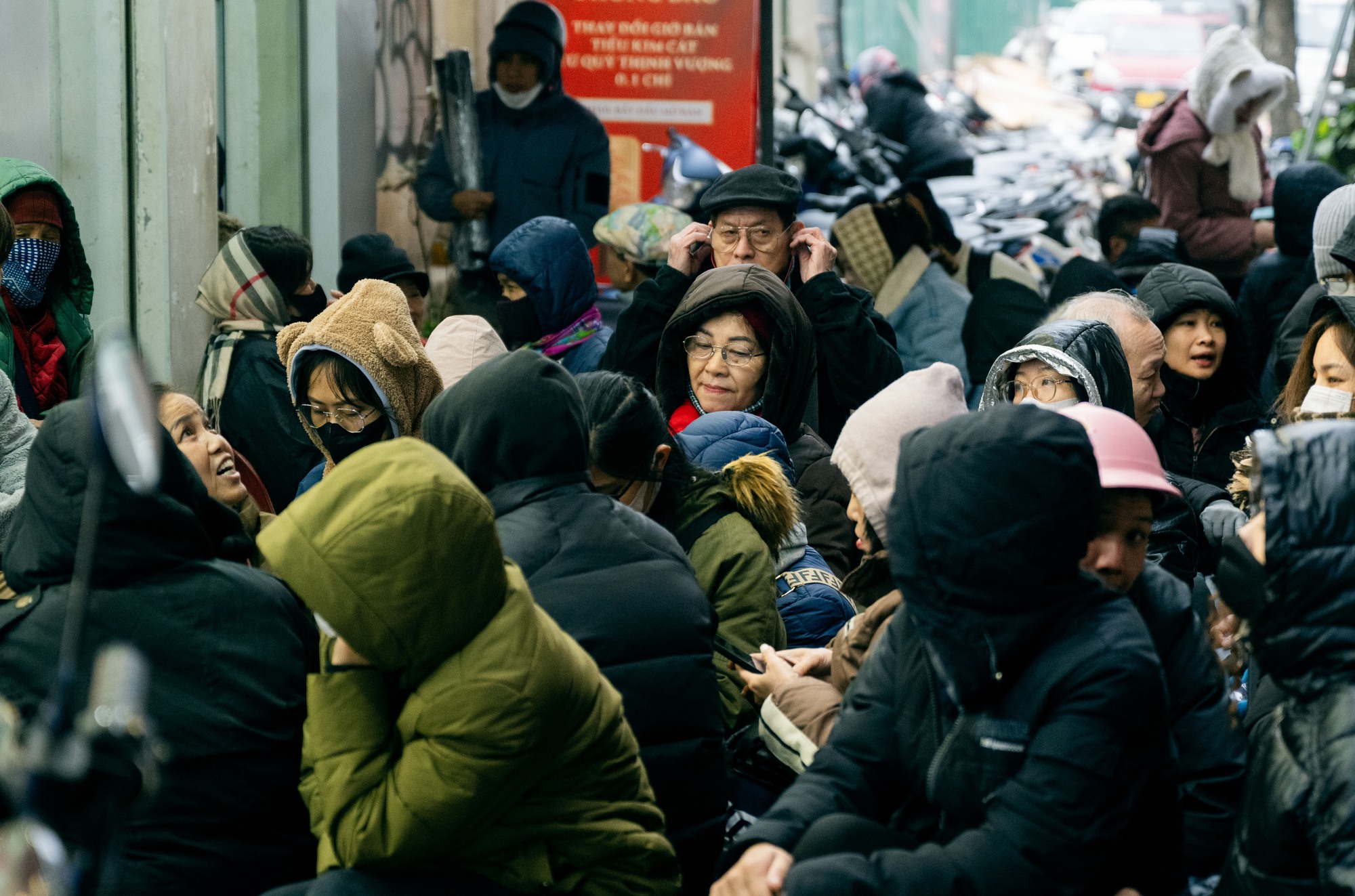 Ảnh, clip: Hà Nội chìm trong những ngày lạnh nhất từ đầu Đông- Ảnh 20. Ảnh, clip: Hà Nội chìm trong những ngày lạnh nhất từ đầu Đông- Ảnh 20.