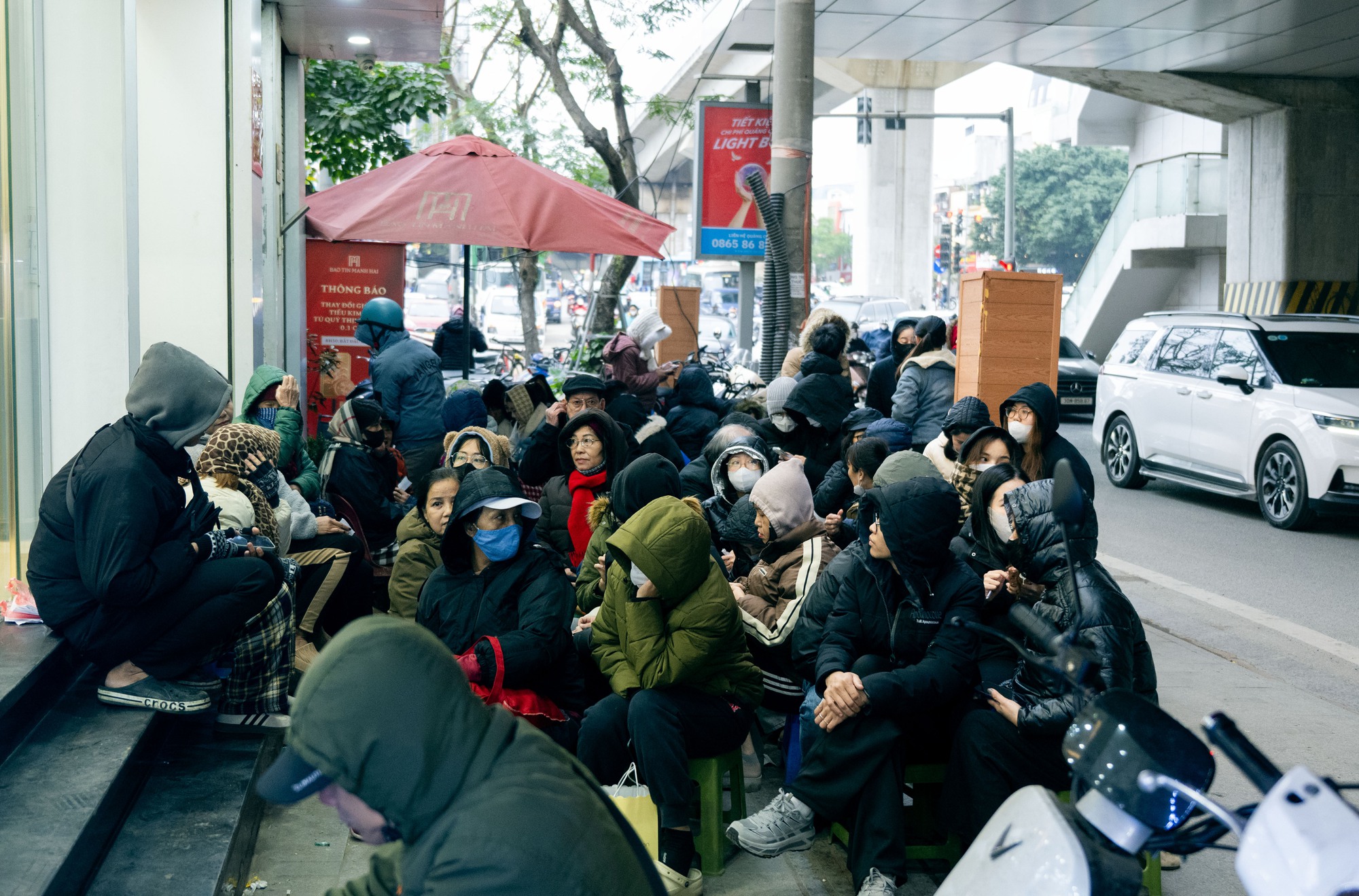 Ảnh, clip: Hà Nội chìm trong những ngày lạnh nhất từ đầu Đông- Ảnh 21. Ảnh, clip: Hà Nội chìm trong những ngày lạnh nhất từ đầu Đông- Ảnh 21.