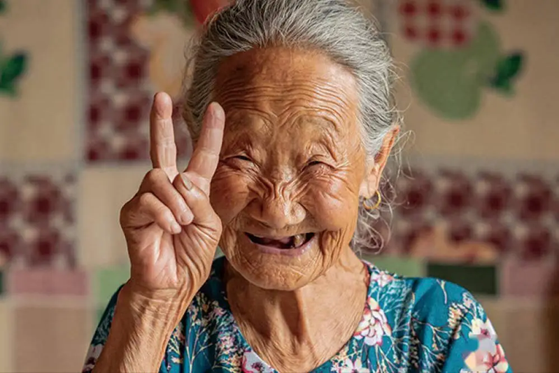 Khảo s&aacute;t 1.000 người sống thọ tr&ecirc;n 100 tuổi h&eacute; lộ: Điểm chung của người trường thọ kh&ocirc;ng nằm ở việc tập thể dục, m&agrave; l&agrave; 5 điều n&agrave;y- Ảnh 3.