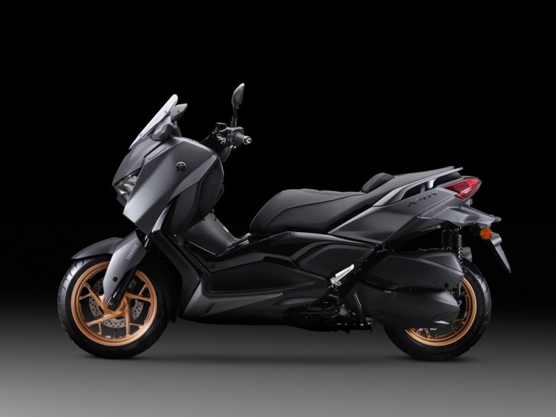 Yamaha ra mắt phi&ecirc;n bản kỷ niệm 25 năm d&ograve;ng MAX: TMAX giới hạn 400 chiếc to&agrave;n cầu, XMAX n&acirc;ng cấp "tận răng"- Ảnh 9.