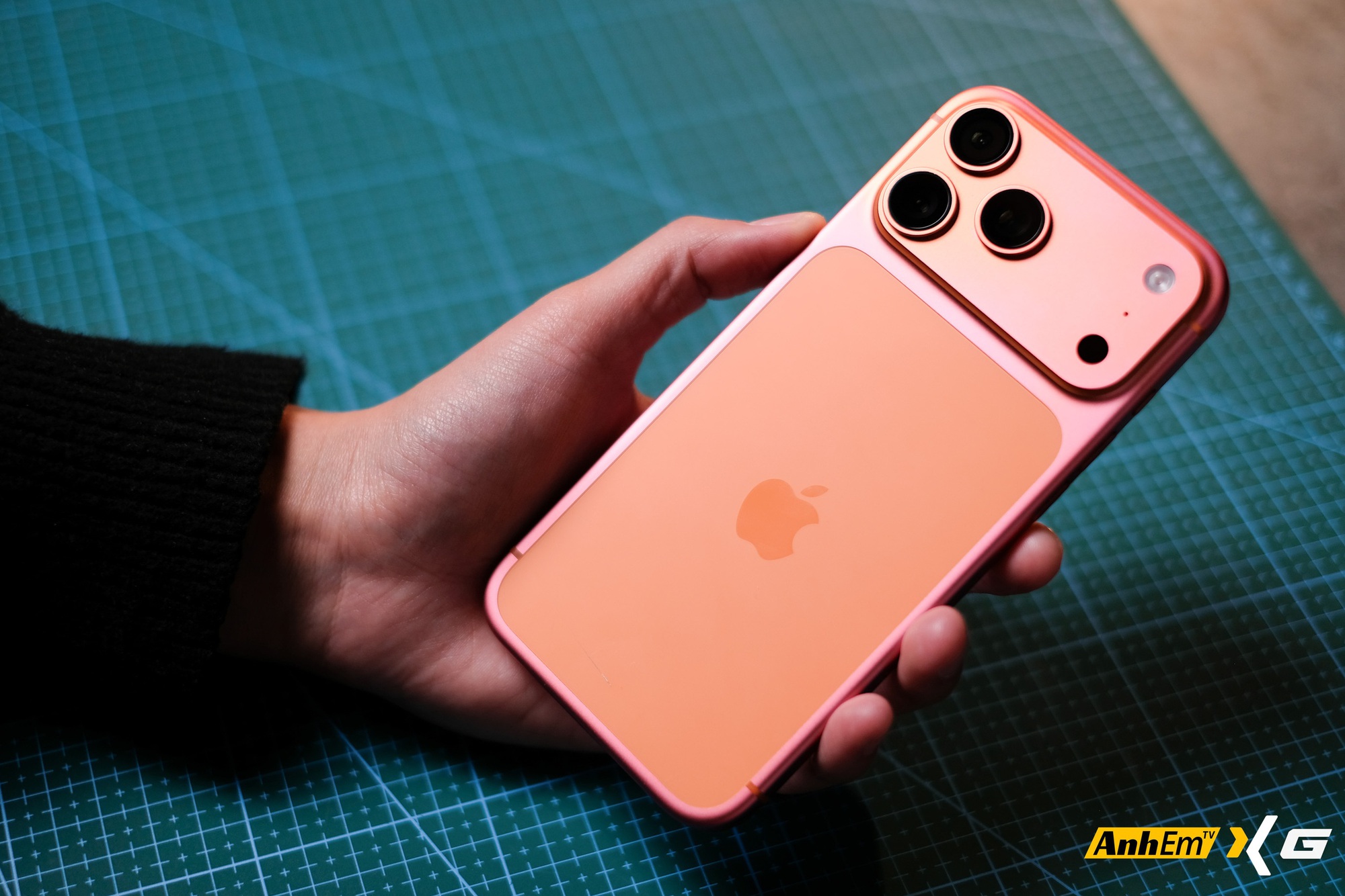 Tưởng chỉ l&agrave; "đồn tr&ecirc;n mạng", iPhone 17 Pro Max "đổi m&agrave;u" từ Cam sang Hồng nay đ&atilde; xuất hiện tại Việt Nam- Ảnh 2.