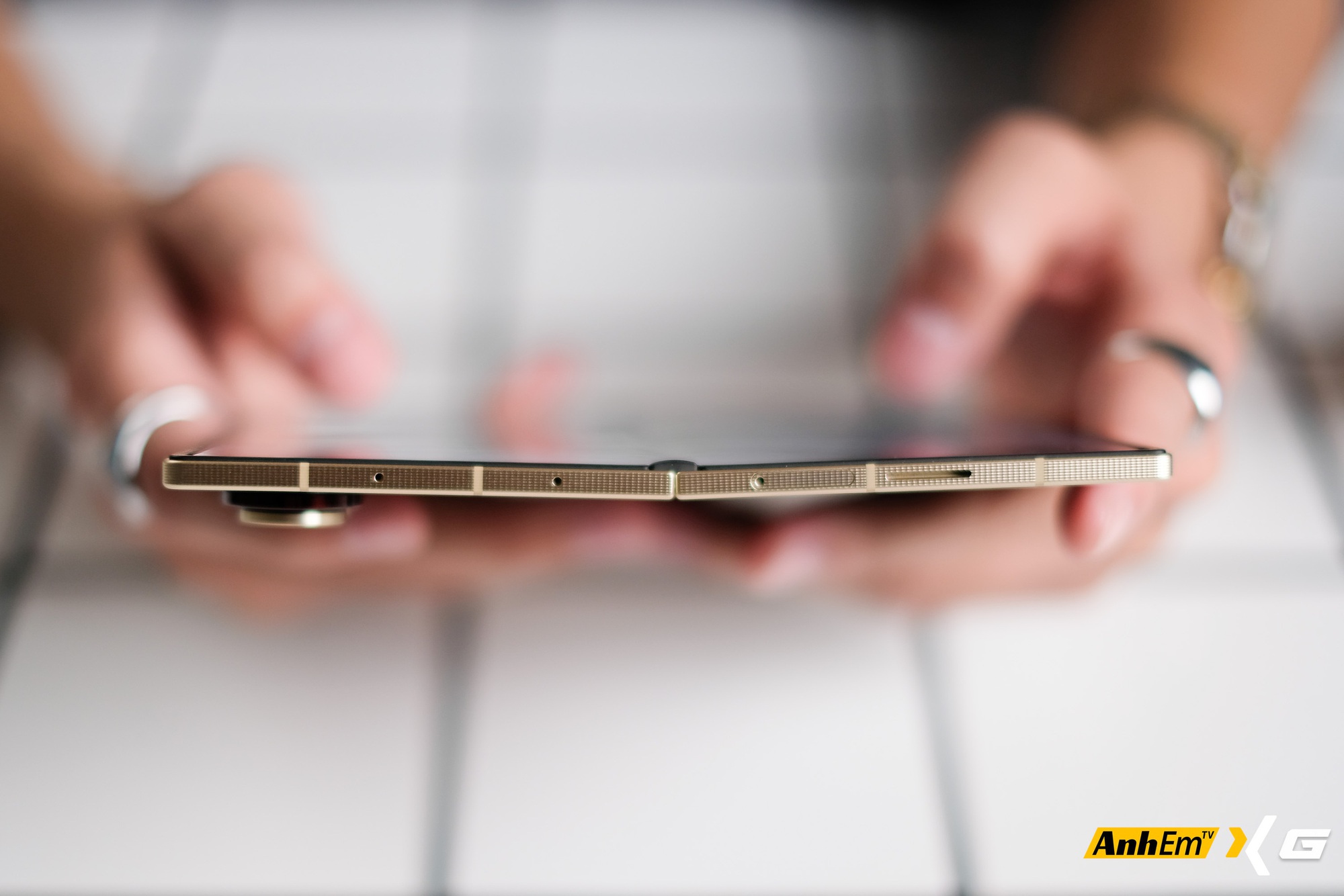 Tr&ecirc;n tay Samsung W26: Tr&ocirc;ng giống hệt Galaxy Z Fold7, chiếc m&aacute;y n&agrave;y c&oacute; g&igrave; đặc biệt m&agrave; tận gần 70 triệu đồng?- Ảnh 12.