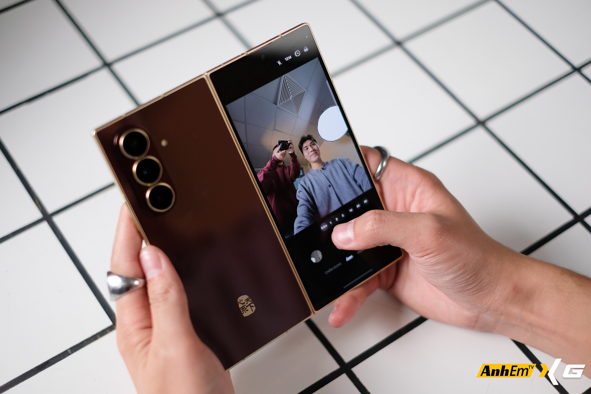 Tr&ecirc;n tay Samsung W26: Tr&ocirc;ng giống hệt Galaxy Z Fold7, chiếc m&aacute;y n&agrave;y c&oacute; g&igrave; đặc biệt m&agrave; tận gần 70 triệu đồng?- Ảnh 15.