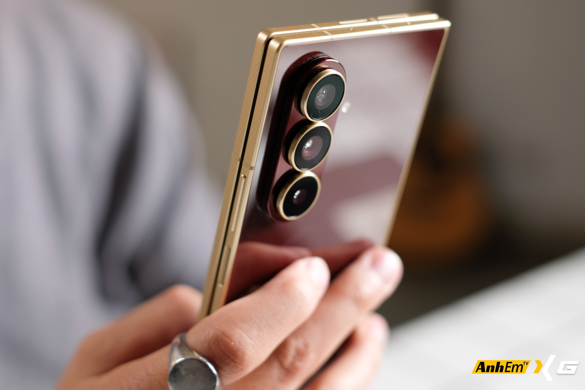 Tr&ecirc;n tay Samsung W26: Tr&ocirc;ng giống hệt Galaxy Z Fold7, chiếc m&aacute;y n&agrave;y c&oacute; g&igrave; đặc biệt m&agrave; tận gần 70 triệu đồng?- Ảnh 23.