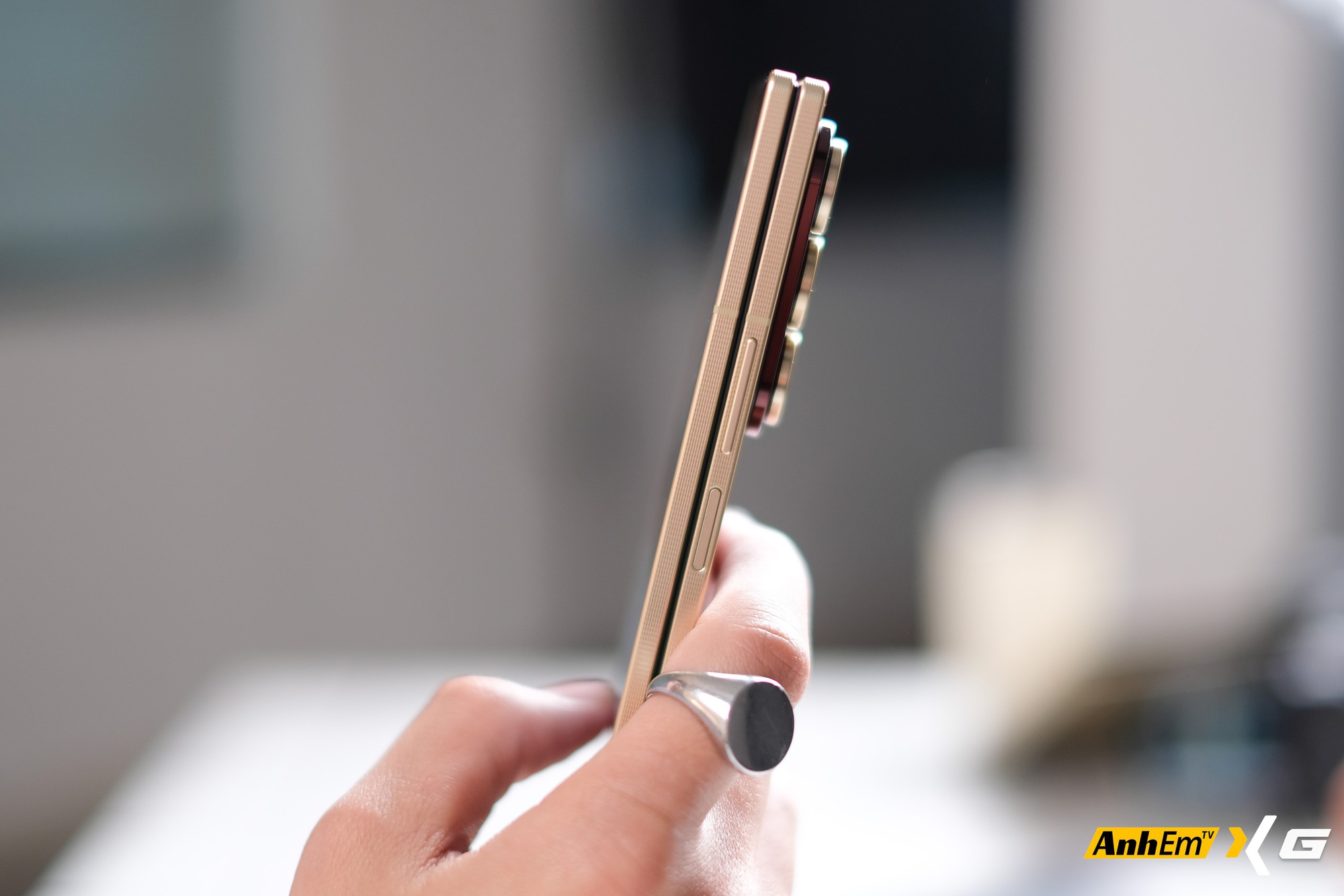 Tr&ecirc;n tay Samsung W26: Tr&ocirc;ng giống hệt Galaxy Z Fold7, chiếc m&aacute;y n&agrave;y c&oacute; g&igrave; đặc biệt m&agrave; tận gần 70 triệu đồng?- Ảnh 24.