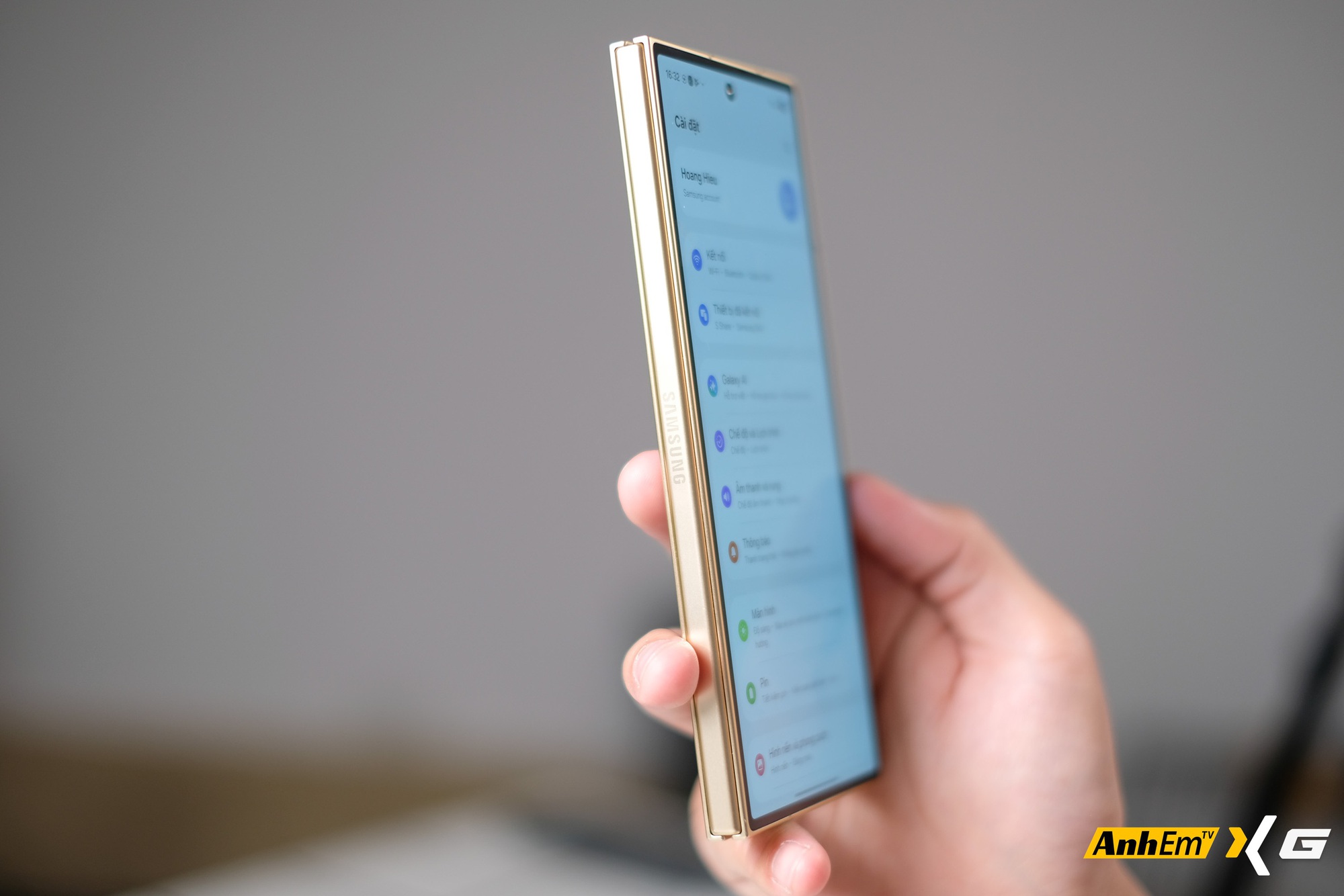 Tr&ecirc;n tay Samsung W26: Tr&ocirc;ng giống hệt Galaxy Z Fold7, chiếc m&aacute;y n&agrave;y c&oacute; g&igrave; đặc biệt m&agrave; tận gần 70 triệu đồng?- Ảnh 22.