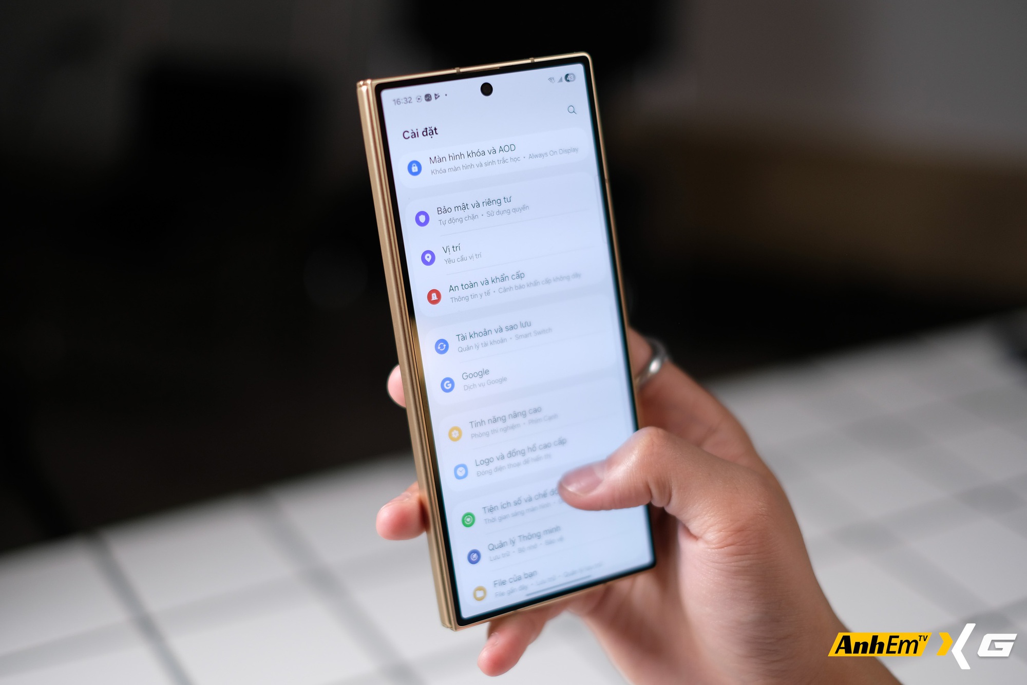 Tr&ecirc;n tay Samsung W26: Tr&ocirc;ng giống hệt Galaxy Z Fold7, chiếc m&aacute;y n&agrave;y c&oacute; g&igrave; đặc biệt m&agrave; tận gần 70 triệu đồng?- Ảnh 21.