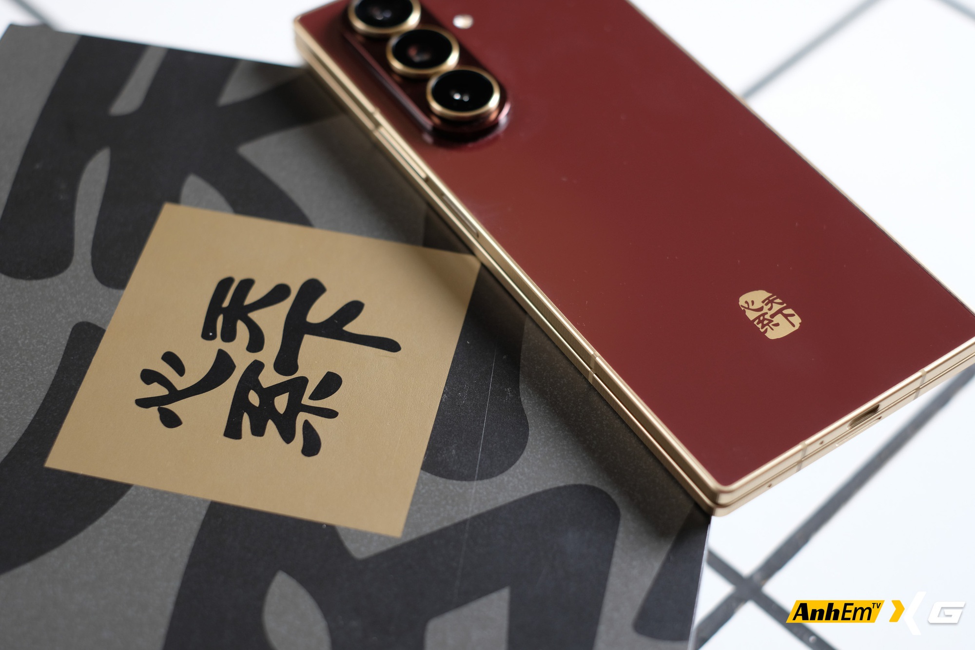 Tr&ecirc;n tay Samsung W26: Tr&ocirc;ng giống hệt Galaxy Z Fold7, chiếc m&aacute;y n&agrave;y c&oacute; g&igrave; đặc biệt m&agrave; tận gần 70 triệu đồng?- Ảnh 2.