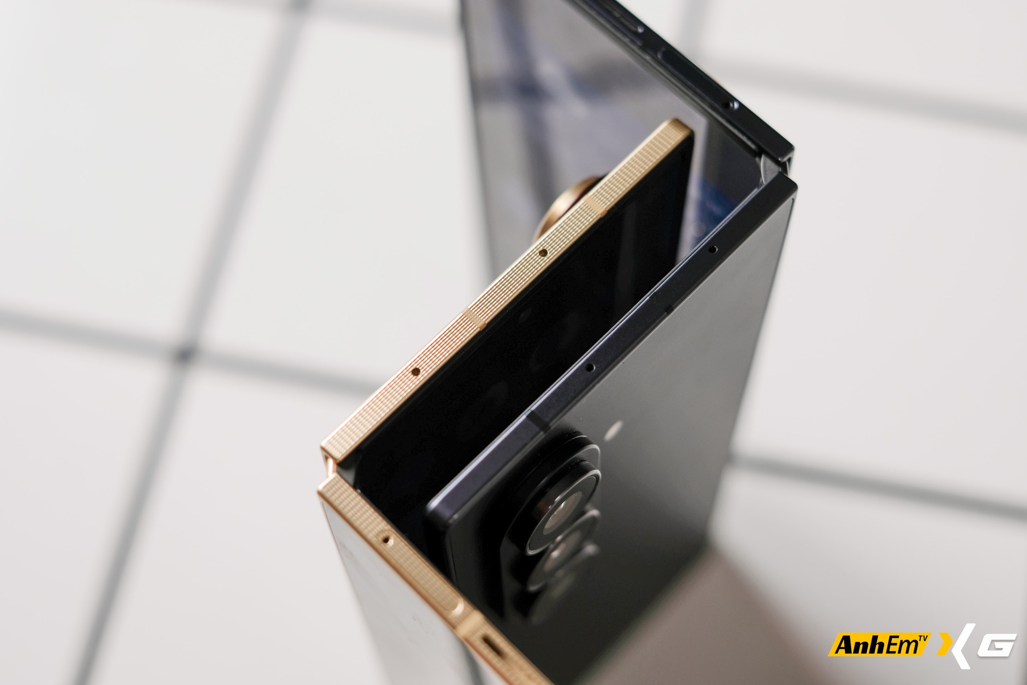 Tr&ecirc;n tay Samsung W26: Tr&ocirc;ng giống hệt Galaxy Z Fold7, chiếc m&aacute;y n&agrave;y c&oacute; g&igrave; đặc biệt m&agrave; tận gần 70 triệu đồng?- Ảnh 5.