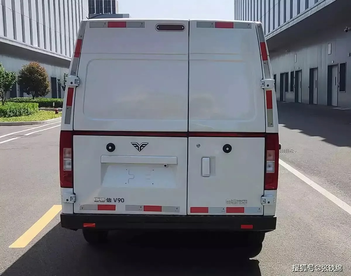 Tesla Cybertruck tung ra phiên bản xe tải van hay chiêu trò quảng cáo độc lạ? - Ảnh 4.