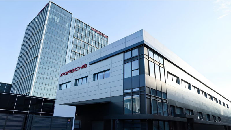 Porsche mạnh tay đóng cửa 30% đại lý tại Trung Quốc để cắt giảm chi phí - Ảnh 1.