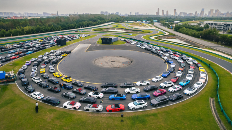 Porsche mạnh tay đóng cửa 30% đại lý tại Trung Quốc để cắt giảm chi phí - Ảnh 2.