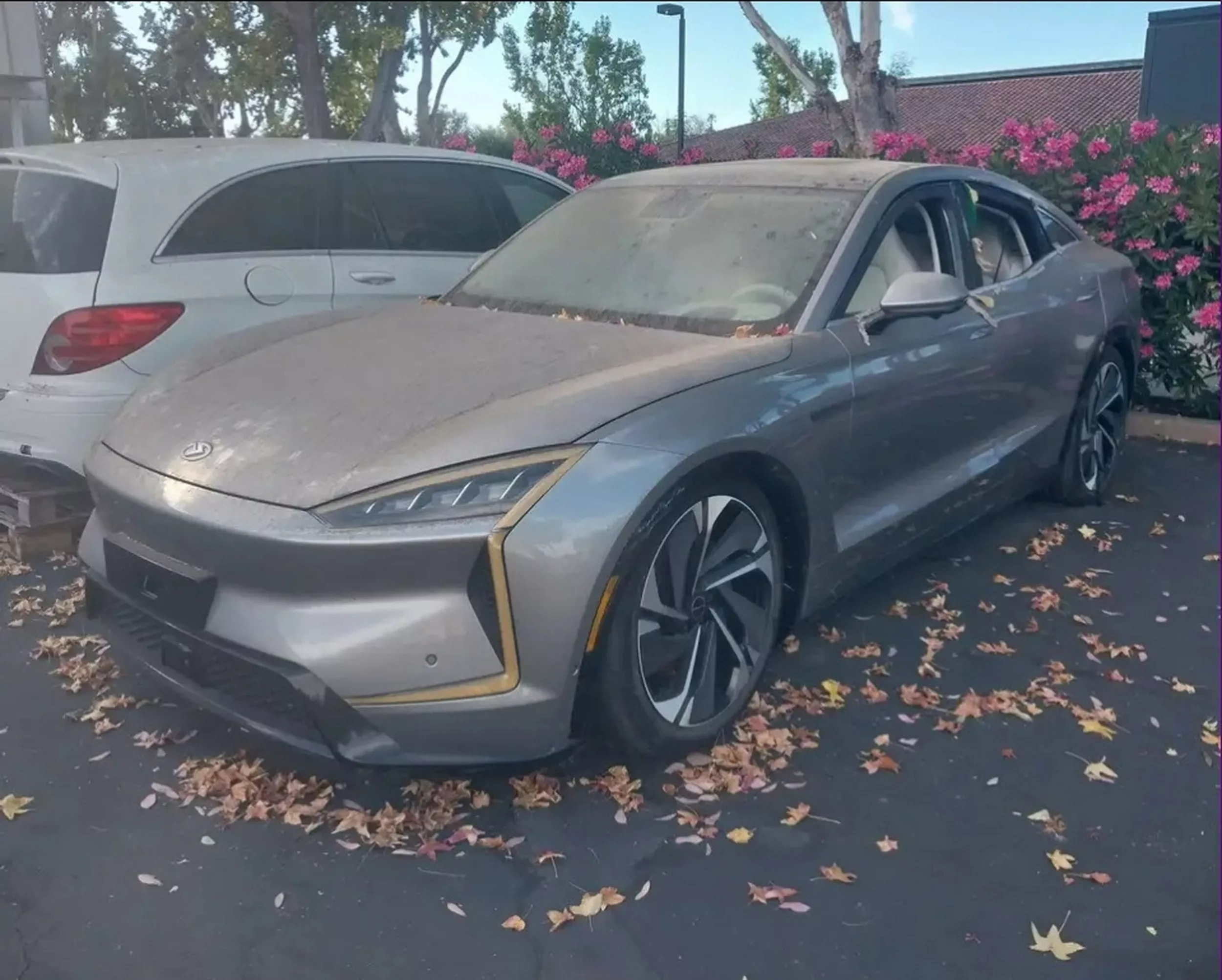 View - Từng tuyên bố "kết liễu" Tesla, siêu xe Trung Quốc 1.000 mã lực giờ bị vứt xó, chỉ còn là đống sắt vụn vô chủ tại Mỹ