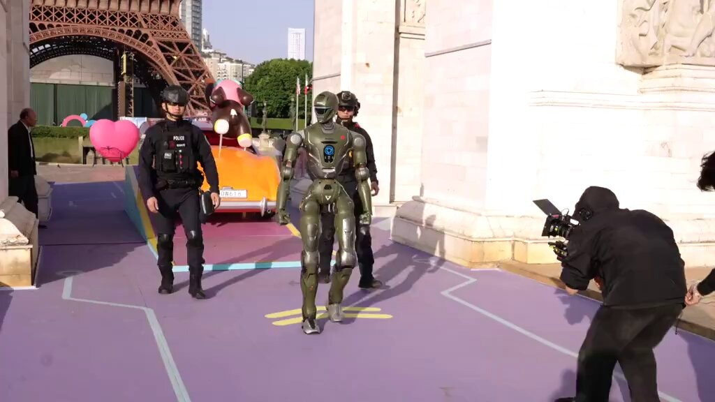 Robot 'kẻ hủy diệt' xuất hiện, tuần tra c&ugrave;ng cảnh s&aacute;t Trung Quốc- Ảnh 3.