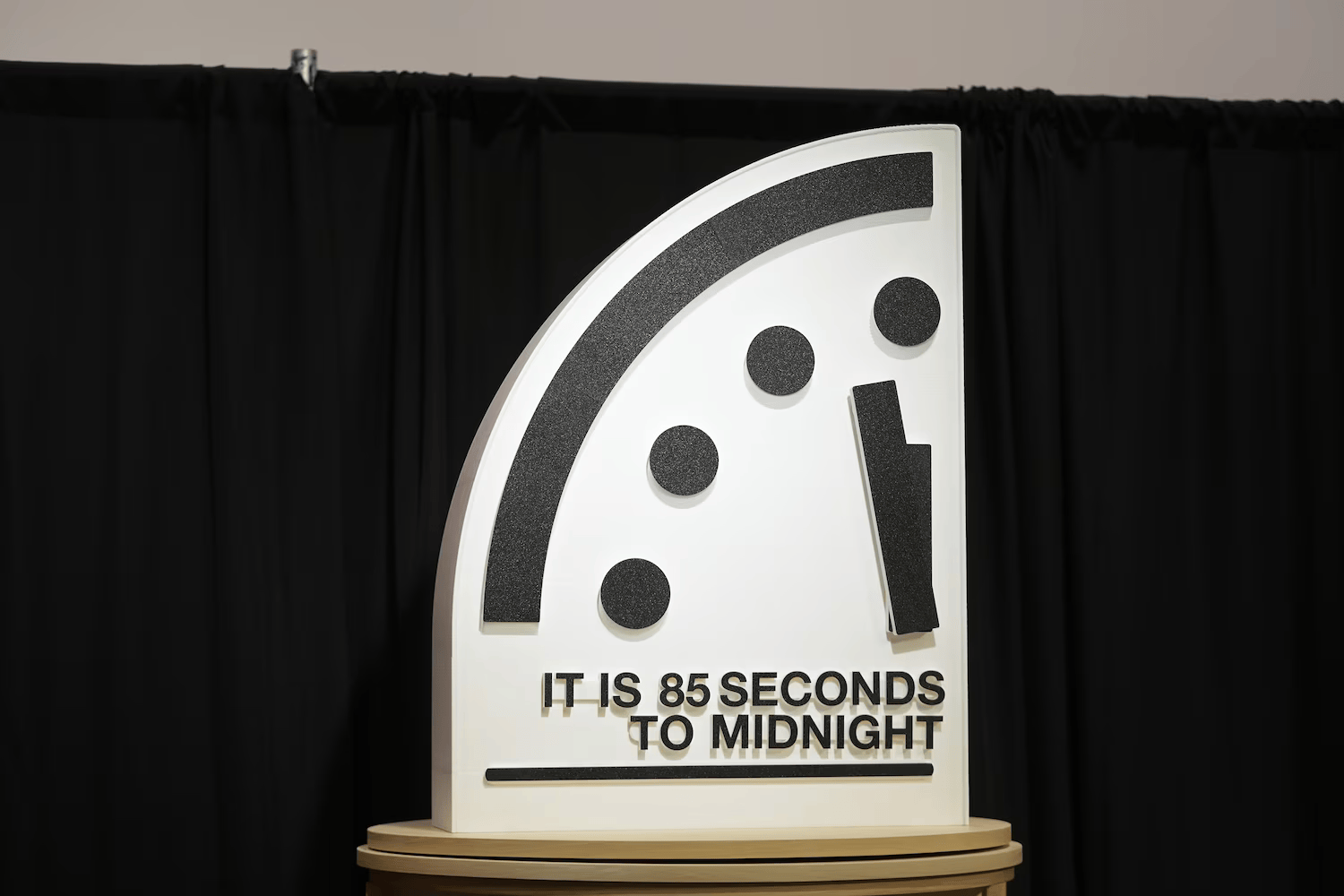 Đồng hồ Ng&agrave;y tận thế tiến s&aacute;t mốc kỷ lục: Chỉ c&ograve;n 85 gi&acirc;y đến &ldquo;nửa đ&ecirc;m&rdquo; - Ảnh 1.