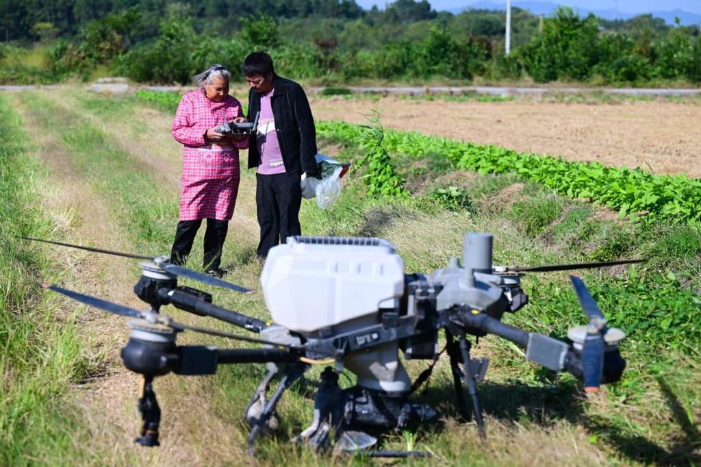 Bà ngoại 82 tuổi gây sốt mạng Trung Quốc với kỹ năng điều khiển drone nông nghiệp và bán hàng livestream - Ảnh 4.