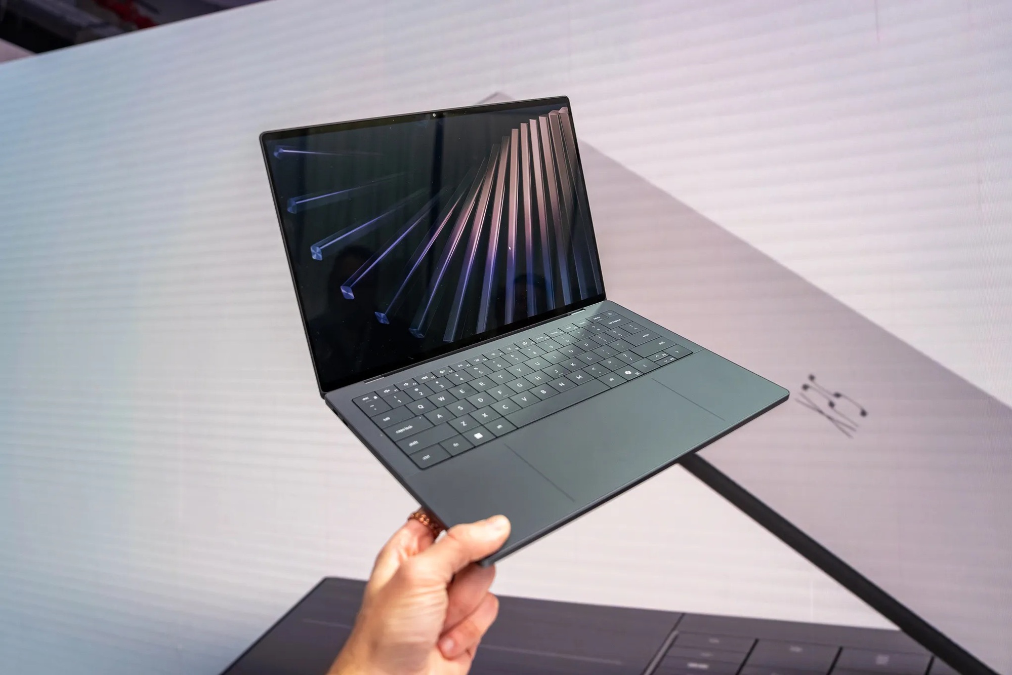 Đ&acirc;y l&agrave; Dell XPS 14 v&agrave; XPS 16 (2026): Thiết kế ho&agrave;n to&agrave;n mới, chip Intel Panther Lake, bỏ n&uacute;t cảm ứng, sắp c&oacute; th&ecirc;m XPS 13 si&ecirc;u mỏng nhẹ- Ảnh 5.