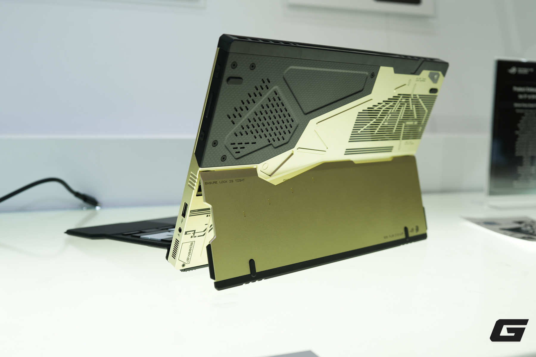 Ngay cả khi kh&ocirc;ng phải fan của Hideo Kojima, bạn cũng sẽ "nao l&ograve;ng" trước d&ograve;ng sản phẩm ASUS ROG tuyệt đẹp n&agrave;y - Ảnh 4.