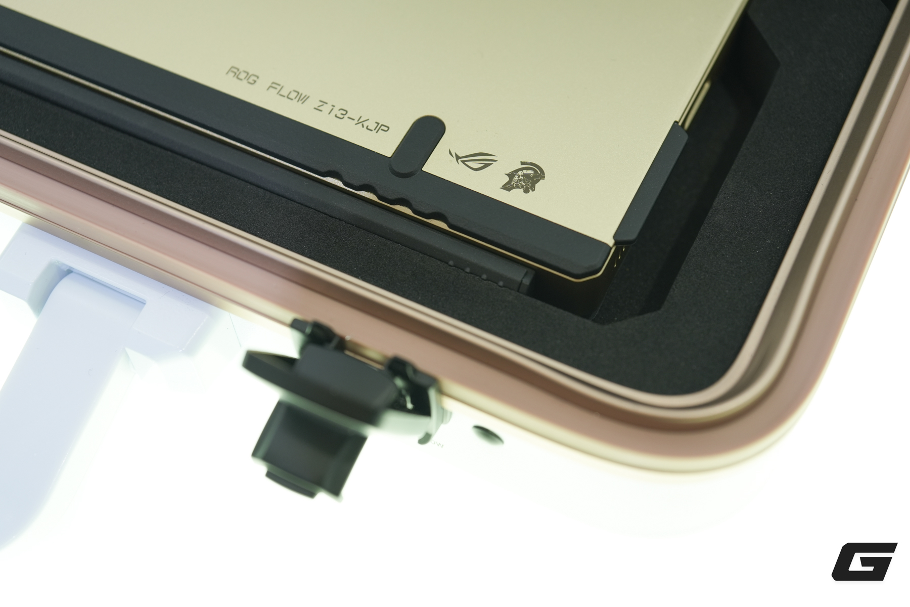 Ngay cả khi kh&ocirc;ng phải fan của Hideo Kojima, bạn cũng sẽ "nao l&ograve;ng" trước d&ograve;ng sản phẩm ASUS ROG tuyệt đẹp n&agrave;y - Ảnh 6.