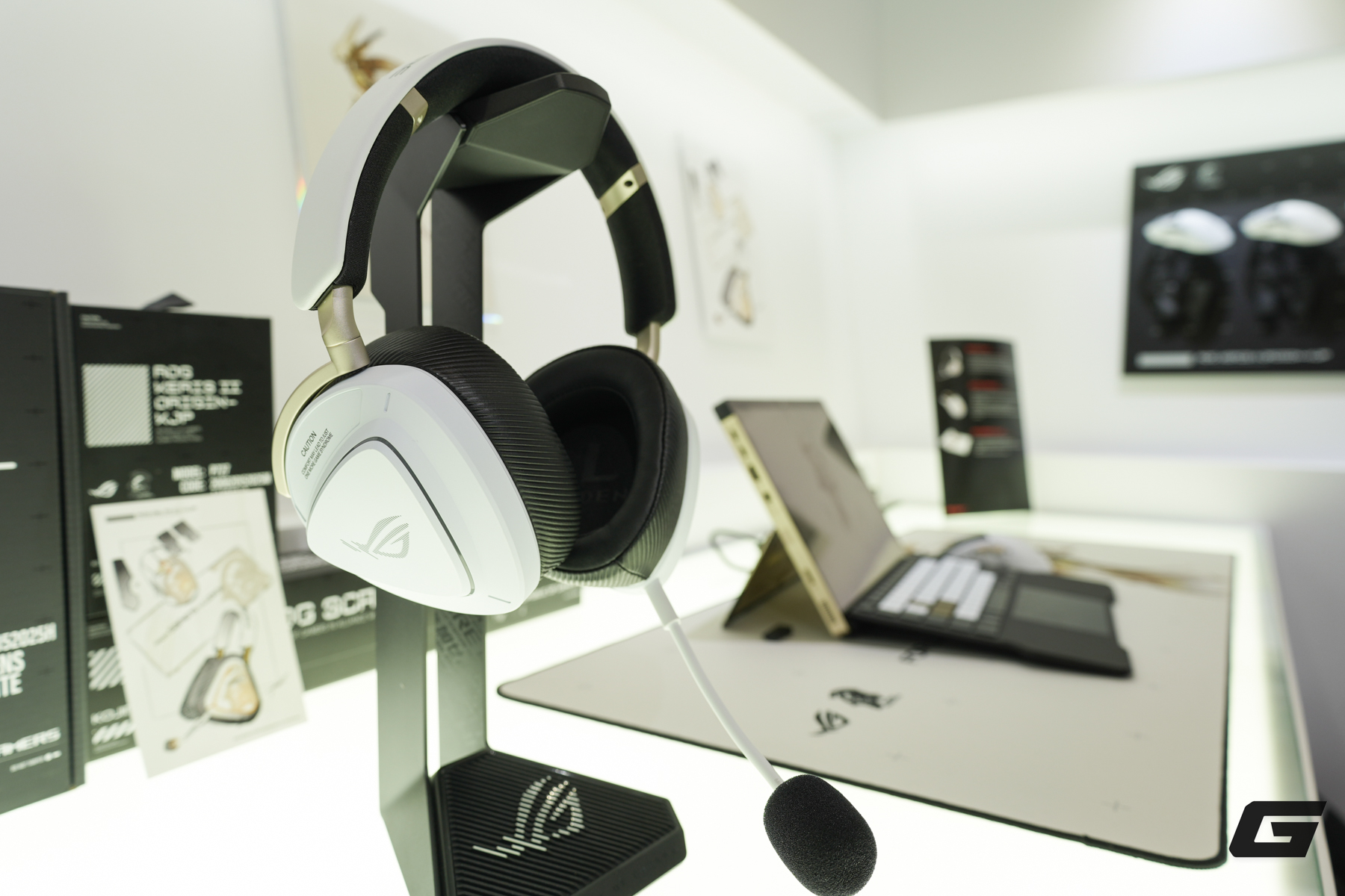 Ngay cả khi kh&ocirc;ng phải fan của Hideo Kojima, bạn cũng sẽ "nao l&ograve;ng" trước d&ograve;ng sản phẩm ASUS ROG tuyệt đẹp n&agrave;y - Ảnh 8.