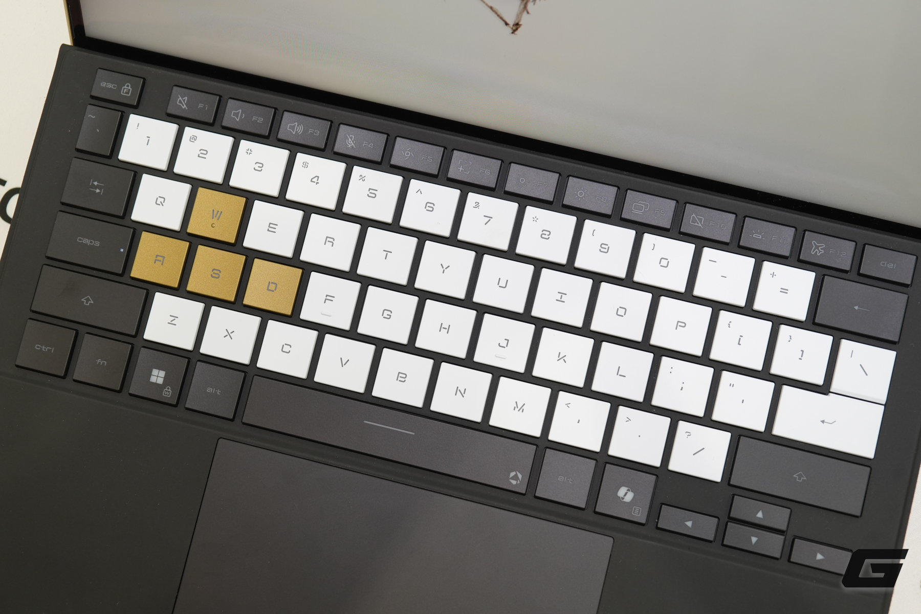 Ngay cả khi kh&ocirc;ng phải fan của Hideo Kojima, bạn cũng sẽ "nao l&ograve;ng" trước d&ograve;ng sản phẩm ASUS ROG tuyệt đẹp n&agrave;y - Ảnh 3.