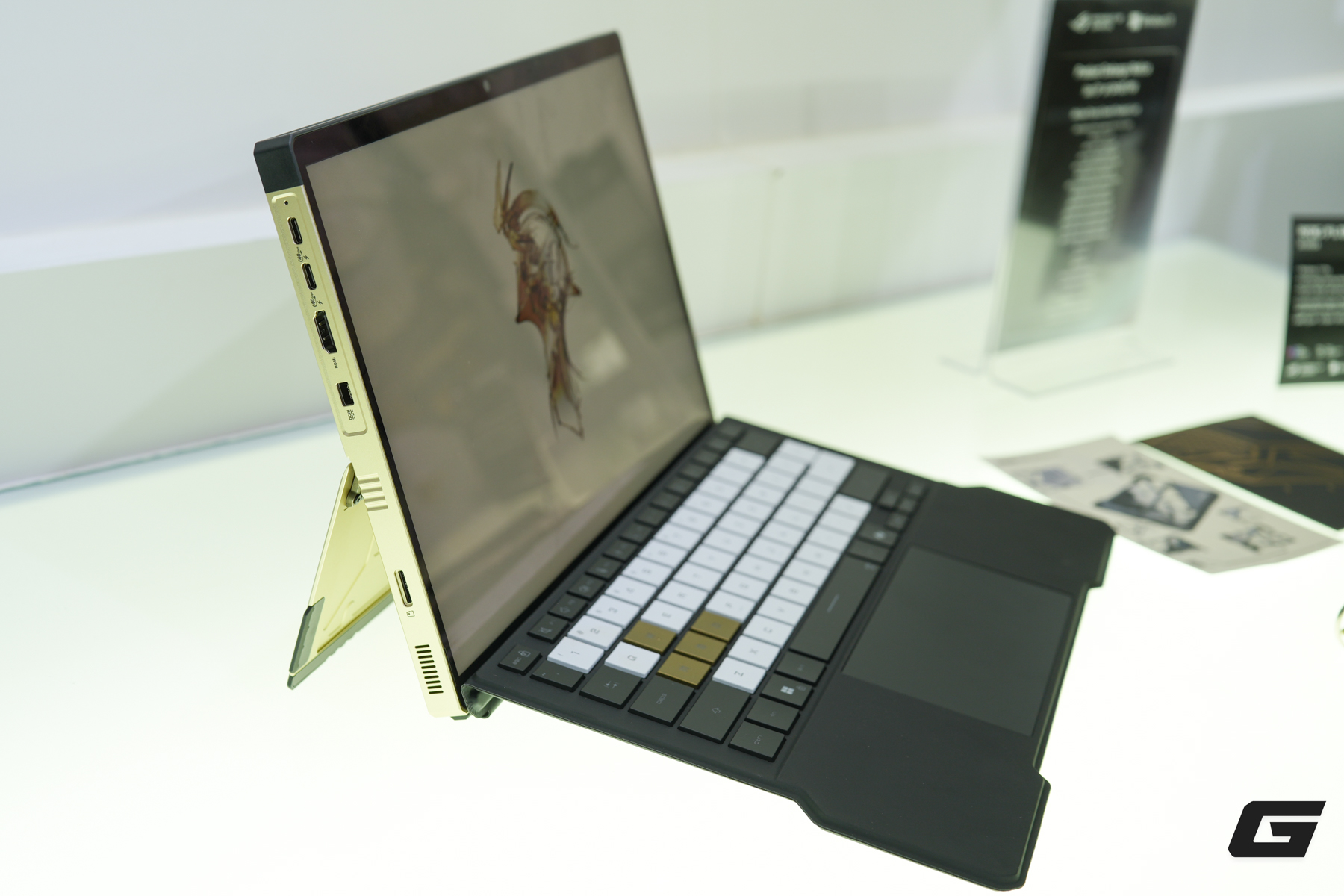 Ngay cả khi kh&ocirc;ng phải fan của Hideo Kojima, bạn cũng sẽ "nao l&ograve;ng" trước d&ograve;ng sản phẩm ASUS ROG tuyệt đẹp n&agrave;y - Ảnh 2.