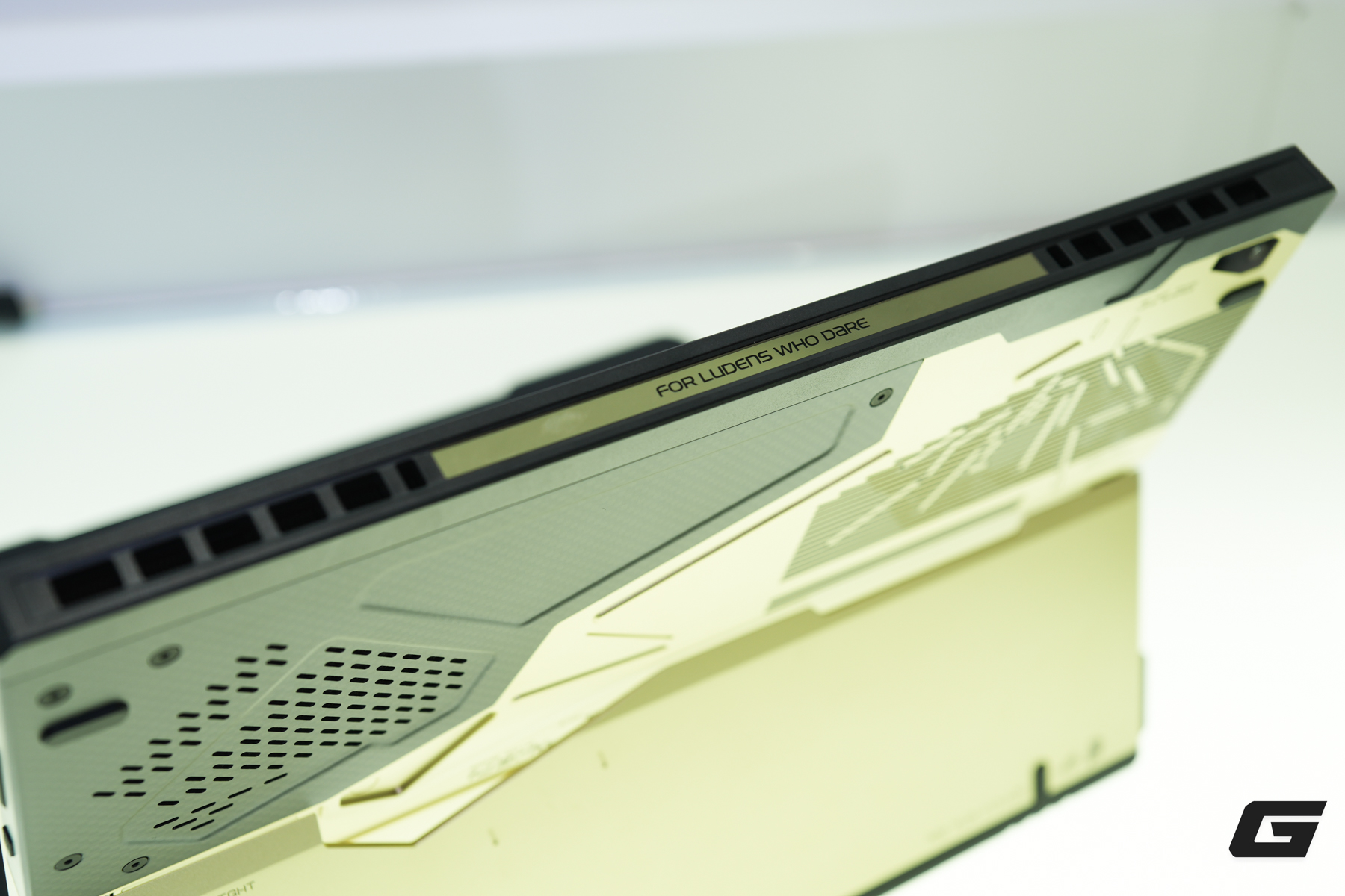 Ngay cả khi kh&ocirc;ng phải fan của Hideo Kojima, bạn cũng sẽ "nao l&ograve;ng" trước d&ograve;ng sản phẩm ASUS ROG tuyệt đẹp n&agrave;y - Ảnh 7.