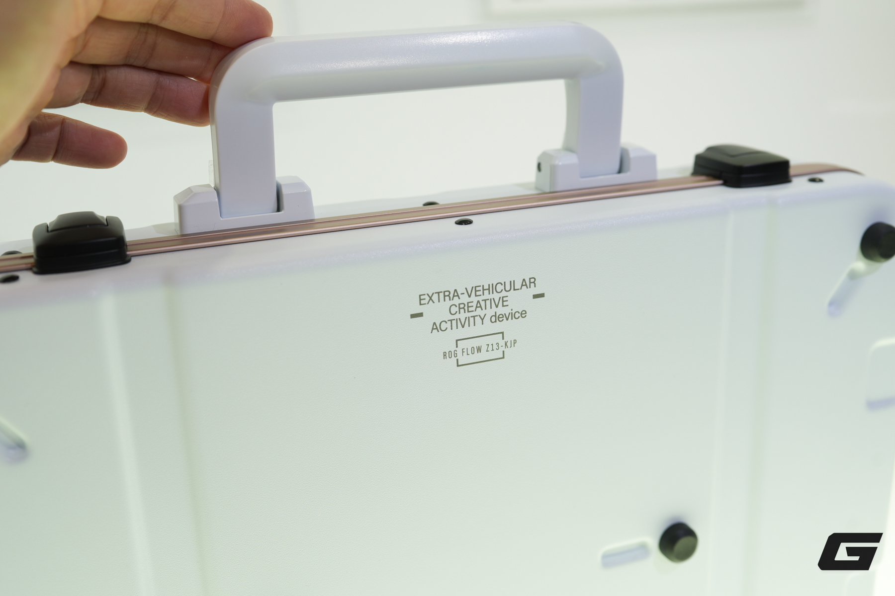 Ngay cả khi kh&ocirc;ng phải fan của Hideo Kojima, bạn cũng sẽ "nao l&ograve;ng" trước d&ograve;ng sản phẩm ASUS ROG tuyệt đẹp n&agrave;y- Ảnh 13.