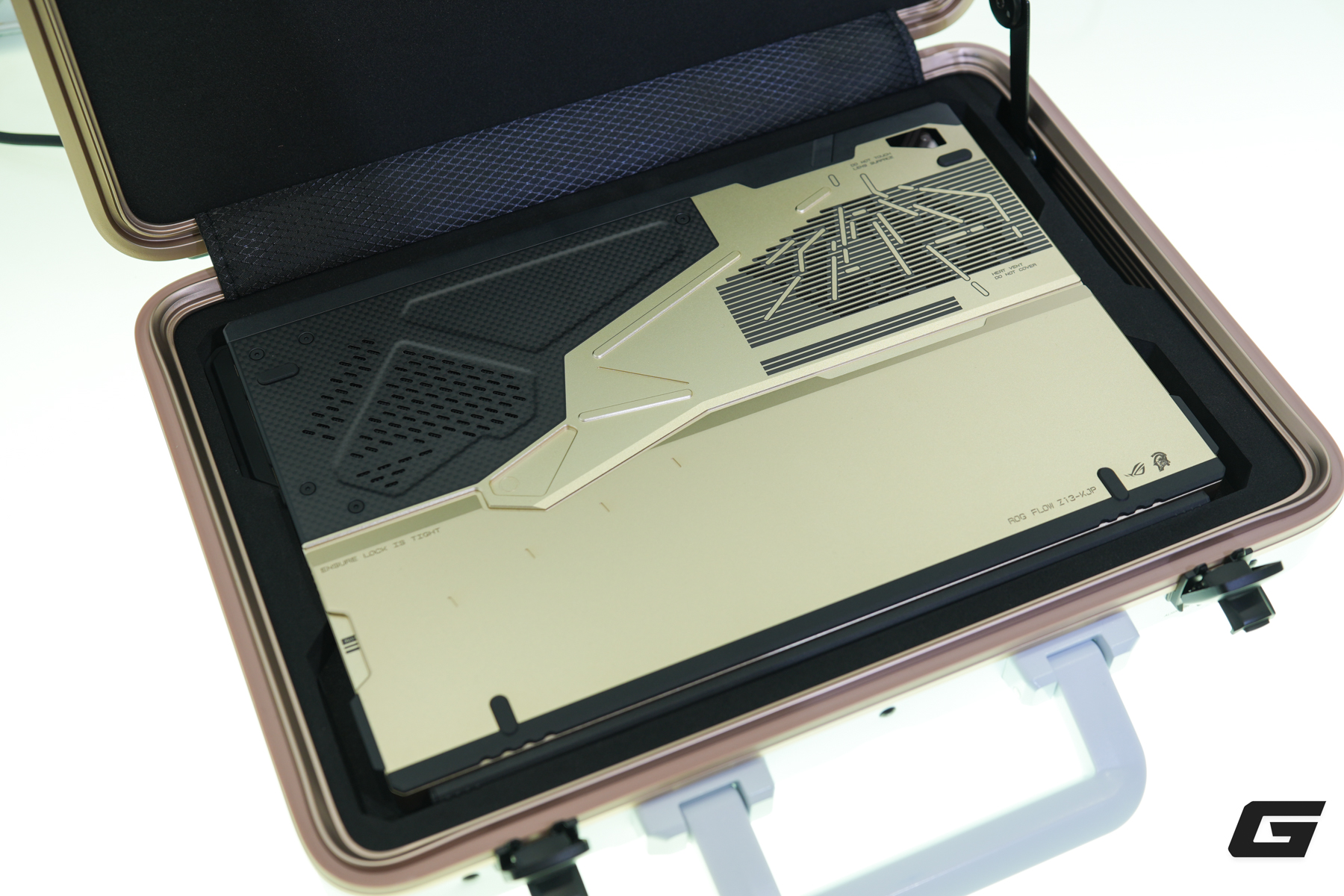 Ngay cả khi kh&ocirc;ng phải fan của Hideo Kojima, bạn cũng sẽ "nao l&ograve;ng" trước d&ograve;ng sản phẩm ASUS ROG tuyệt đẹp n&agrave;y - Ảnh 12.