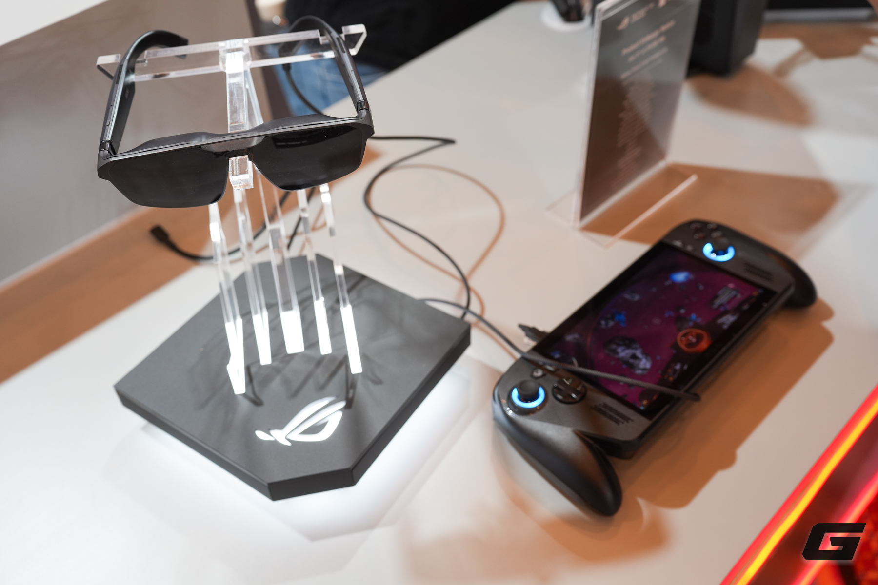 Đ&acirc;y rồi, ASUS đ&atilde; c&oacute; k&iacute;nh thực tế tăng cường d&agrave;nh cho ... những người đang phải đeo k&iacute;nh - Ảnh 1.