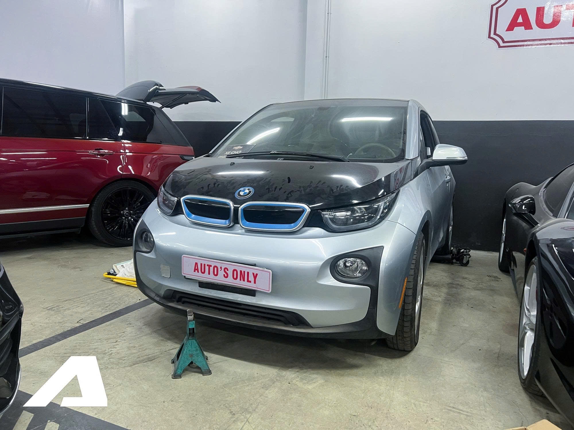 10 năm BMW i3 về Việt Nam: Thay pin gần 1 tỷ đồng, gấp 5 lần đại tu xe xăng cùng cỡ- Ảnh 1. 10 năm BMW i3 về Việt Nam: Thay pin gần 1 tỷ đồng, gấp 5 lần đại tu xe xăng cùng cỡ- Ảnh 1.