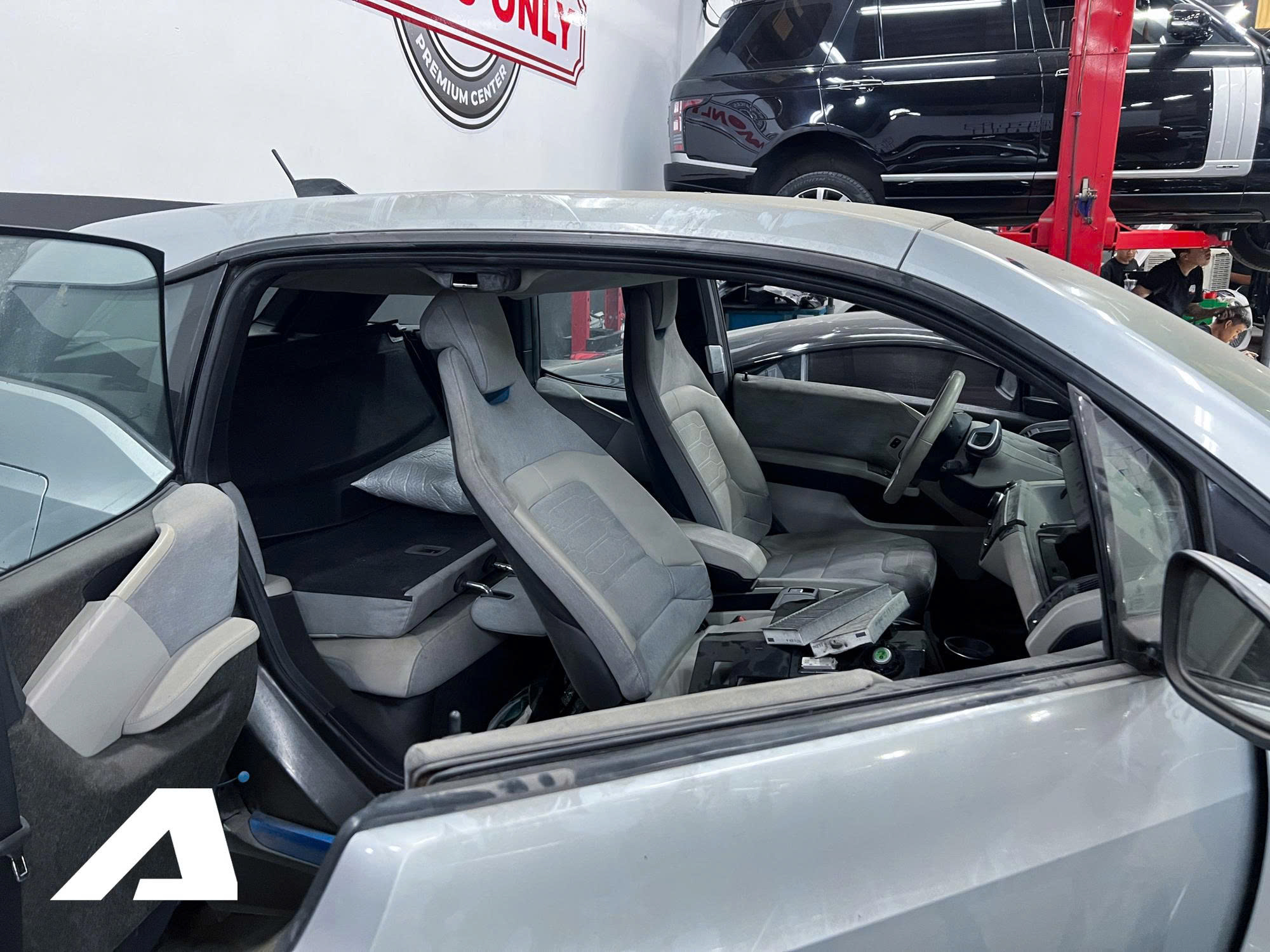 10 năm BMW i3 về Việt Nam: Thay pin gần 1 tỷ đồng, gấp 5 lần đại tu xe xăng cùng cỡ- Ảnh 2. 10 năm BMW i3 về Việt Nam: Thay pin gần 1 tỷ đồng, gấp 5 lần đại tu xe xăng cùng cỡ- Ảnh 2.