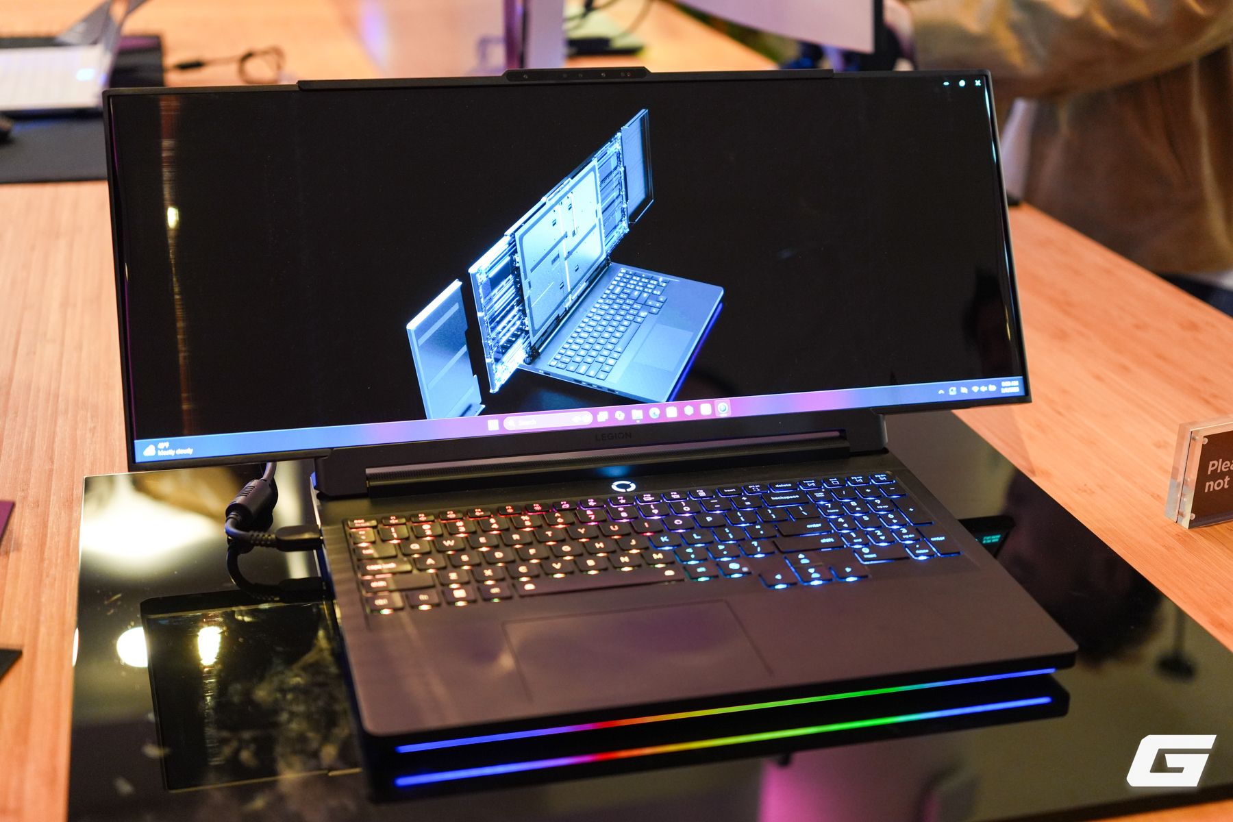 Mục sở thị Lenovo Legion Pro Rollable: Laptop gaming với m&agrave;n h&igrave;nh cuộn, c&oacute; thể mở từ rộng được từ 16 tới 24 inch- Ảnh 1.
