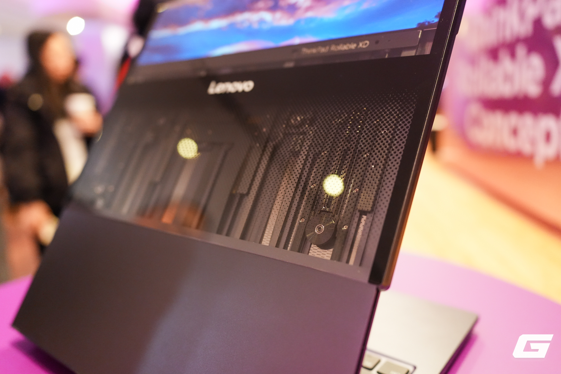 Cận cảnh ThinkPad Rollable XD: Giải ph&aacute;p mở rộng kh&ocirc;ng gian hiển thị độc đ&aacute;o của Lenovo - Ảnh 2.