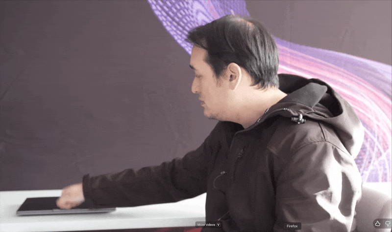 Lenovo ra mắt laptop c&oacute; m&agrave;n h&igrave;nh xoay tự động: G&otilde; nắp để mở m&aacute;y, tự động "theo dấu" người d&ugrave;ng- Ảnh 3.