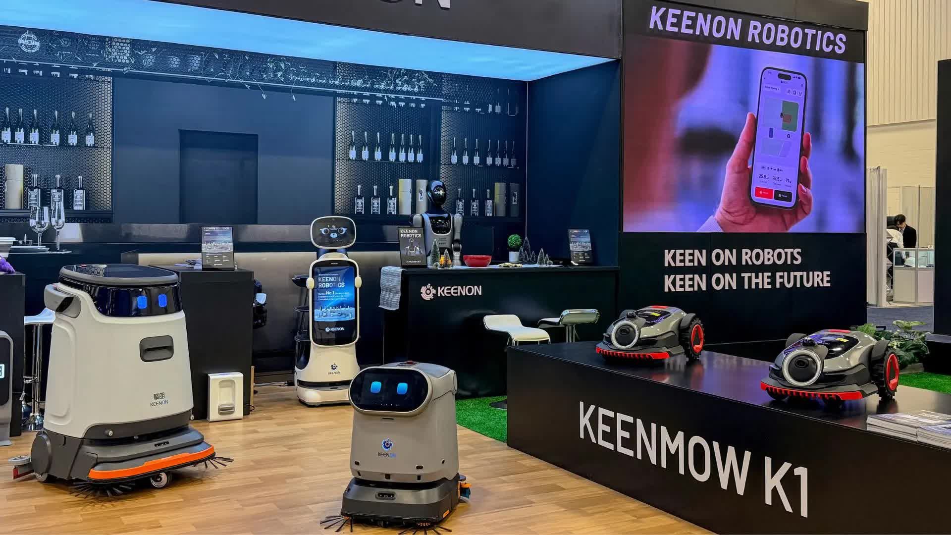 Nhà sản xuất robot Trung Quốc ra mắt quản gia hình người và máy cắt cỏ tự hành tại CES 2026 - Ảnh 1.
