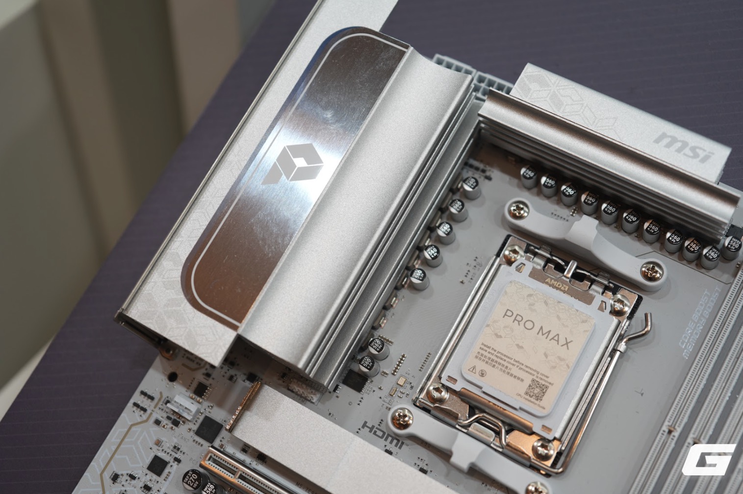 MSI ra mắt dải sản phẩm PRO MAX t&ocirc;ng trắng to&agrave;n diện: Từ m&agrave;n h&igrave;nh QD-OLED, PC để b&agrave;n đến linh kiện chuy&ecirc;n dụng- Ảnh 9.