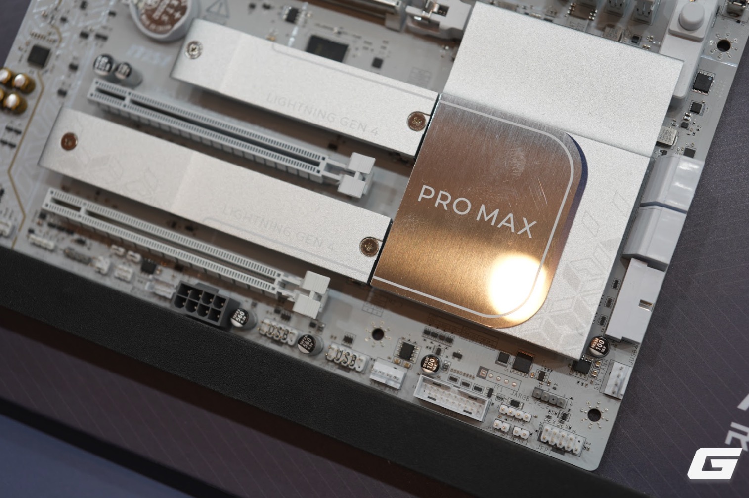 MSI ra mắt dải sản phẩm PRO MAX t&ocirc;ng trắng to&agrave;n diện: Từ m&agrave;n h&igrave;nh QD-OLED, PC để b&agrave;n đến linh kiện chuy&ecirc;n dụng- Ảnh 10.