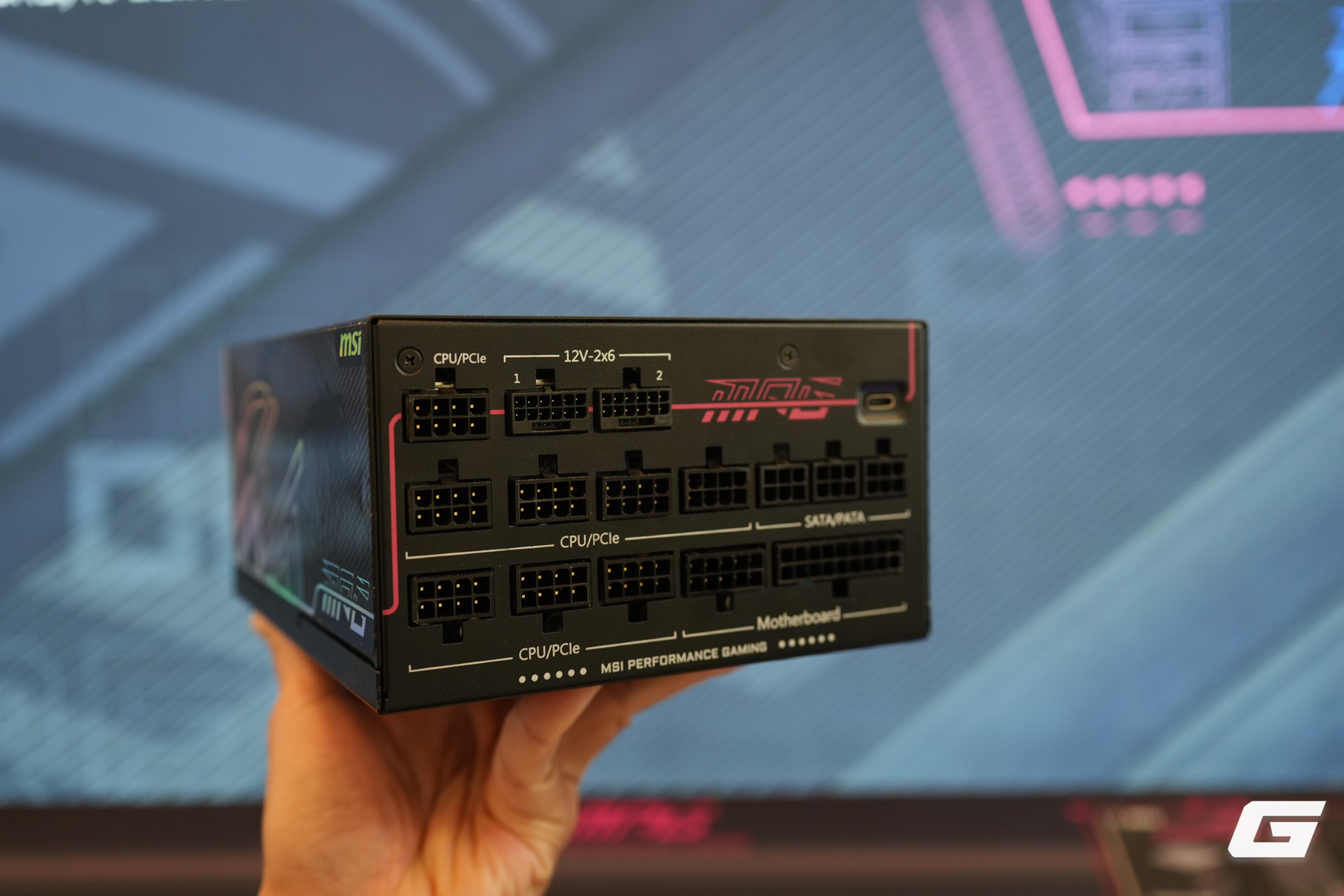 Điểm mặt loạt linh kiện PC mới của MSI tại CES 2026: Nguồn t&iacute;ch hợp bảo vệ GPU, tản nhiệt m&agrave;n h&igrave;nh cong v&agrave; th&ugrave;ng m&aacute;y "khoe" nội thất - Ảnh 2.