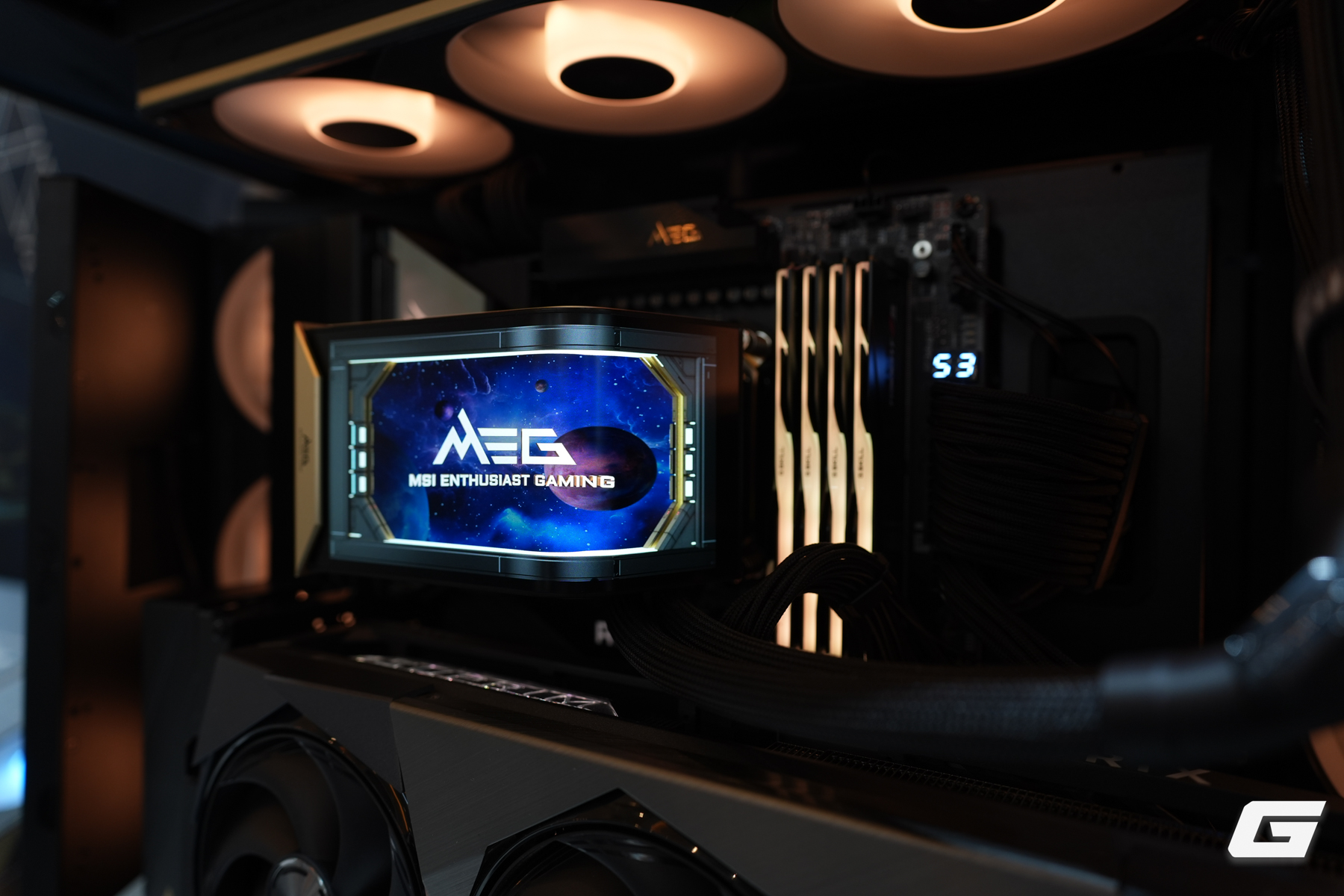 Điểm mặt loạt linh kiện PC mới của MSI tại CES 2026: Nguồn t&iacute;ch hợp bảo vệ GPU, tản nhiệt m&agrave;n h&igrave;nh cong v&agrave; th&ugrave;ng m&aacute;y "khoe" nội thất - Ảnh 6.