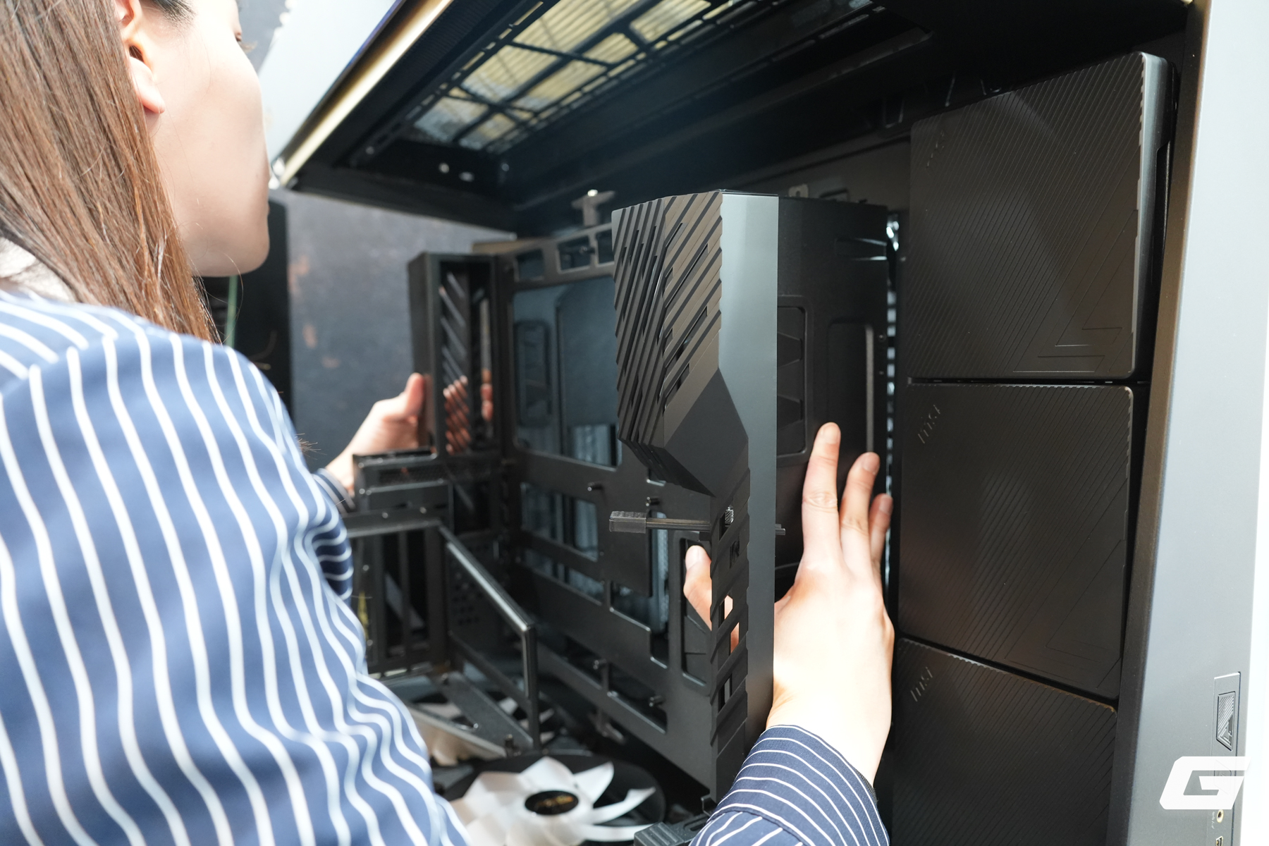 Điểm mặt loạt linh kiện PC mới của MSI tại CES 2026: Nguồn t&iacute;ch hợp bảo vệ GPU, tản nhiệt m&agrave;n h&igrave;nh cong v&agrave; th&ugrave;ng m&aacute;y "khoe" nội thất - Ảnh 14.