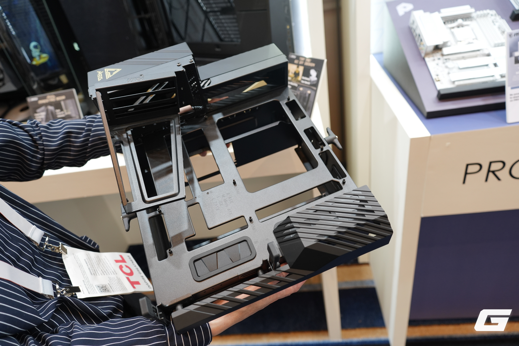 Điểm mặt loạt linh kiện PC mới của MSI tại CES 2026: Nguồn t&iacute;ch hợp bảo vệ GPU, tản nhiệt m&agrave;n h&igrave;nh cong v&agrave; th&ugrave;ng m&aacute;y "khoe" nội thất - Ảnh 15.