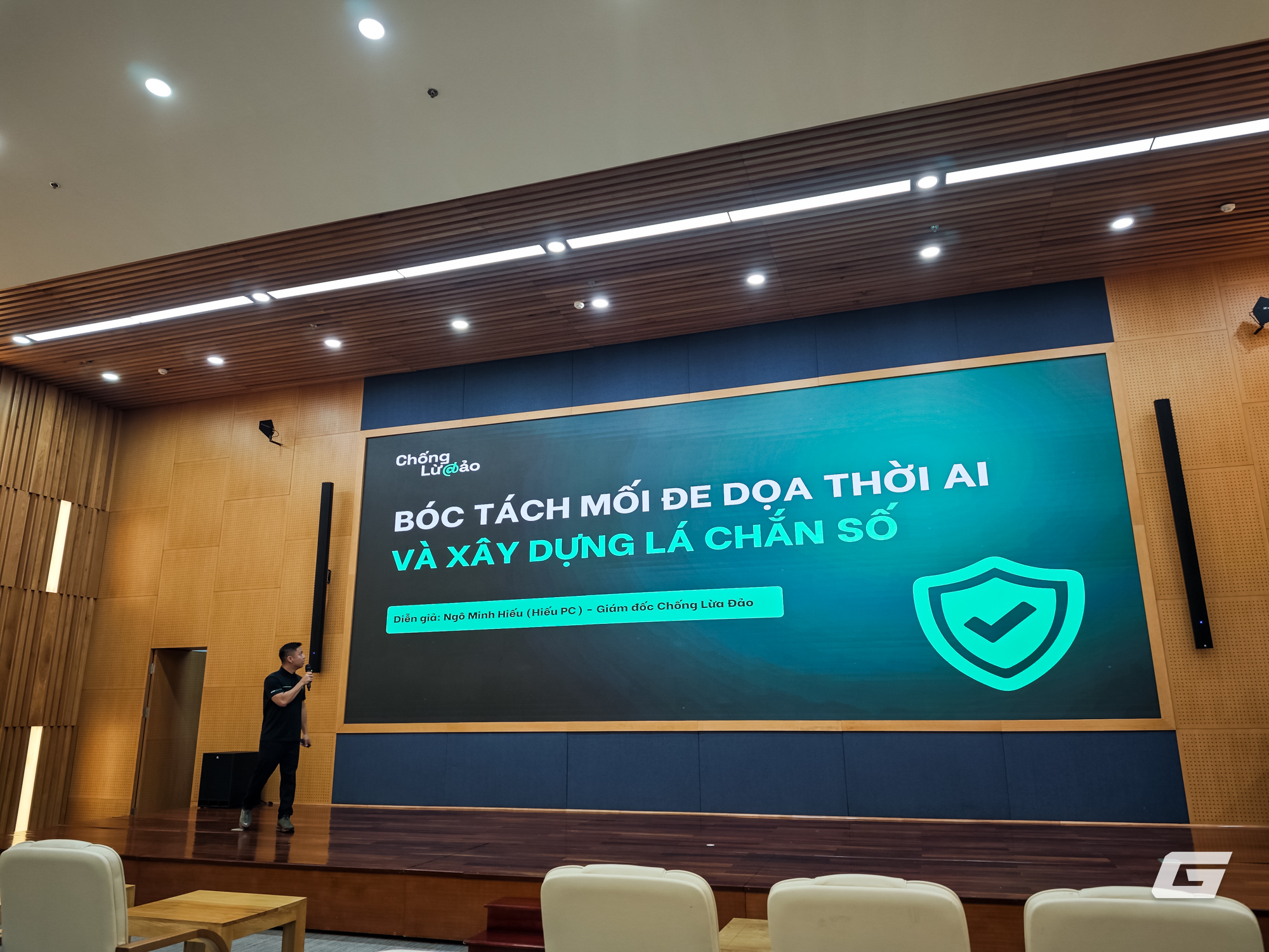 Hiếu PC cảnh báo AI đang tiếp tay cho tội phạm mạng, cùng FPT giới thiệu chương trình thạc sĩ AIoT với học bổng 42 triệu đồng - Ảnh 2.
