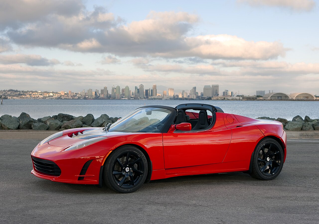 Sau 9 năm trễ hẹn, Tesla Roadster trở lại bằng một màn xiếc: Elon Musk cho xe nhào lộn trên không bằng động cơ tên lửa - Ảnh 1.