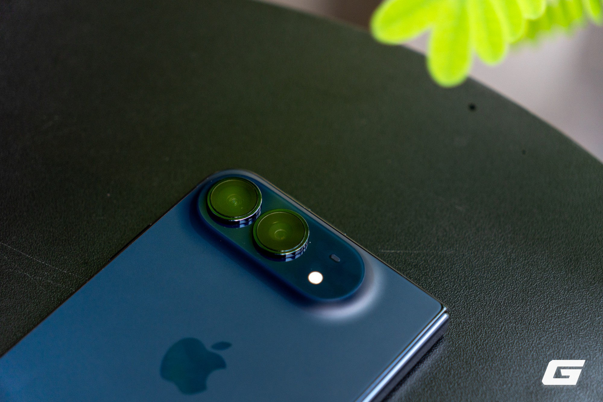 &ldquo;Đập hộp&rdquo; iPhone Duo ch&iacute;nh h&atilde;ng Việt Nam trước ng&agrave;y giao h&agrave;ng: điện thoại gập đầu ti&ecirc;n của T&aacute;o đ&oacute;ng g&oacute;i ra sao? - Ảnh 15.